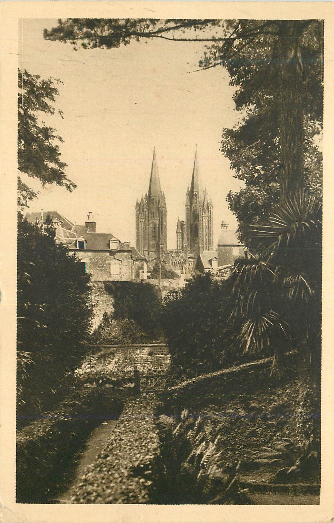 Vue de la cathédrale de Quimper — éditeur non identifié, n° de série non lisible