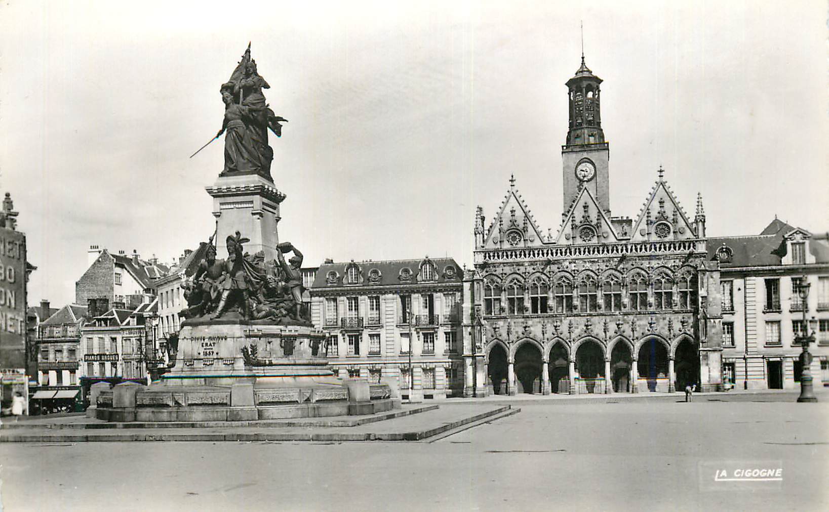 CPM Saint Quentin (Aisne) Monument de la Defense et l'Hotel de Ville