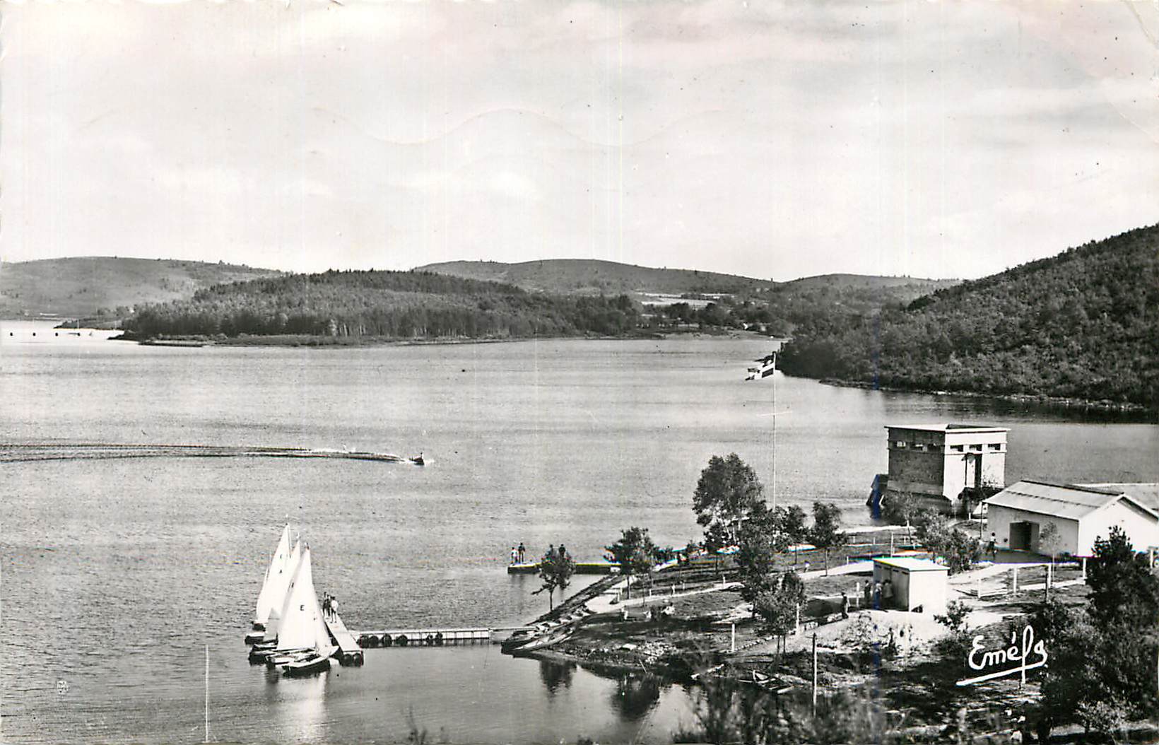 Émélé — Lac avec voiliers et écluse — Émélé