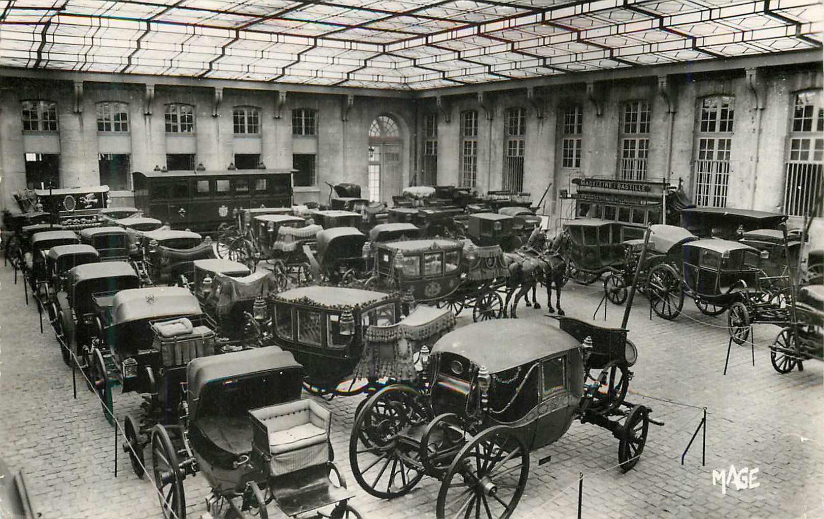 CPM Compiegne (Oise) Au Chateau La Salle des Carrosses