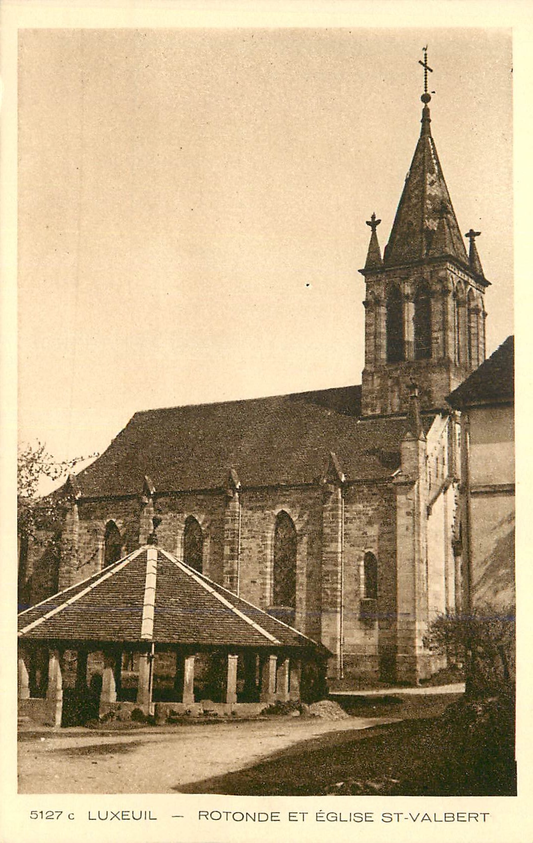 CPA Luxeuil Rotonde et L'Eglise St Valbert
