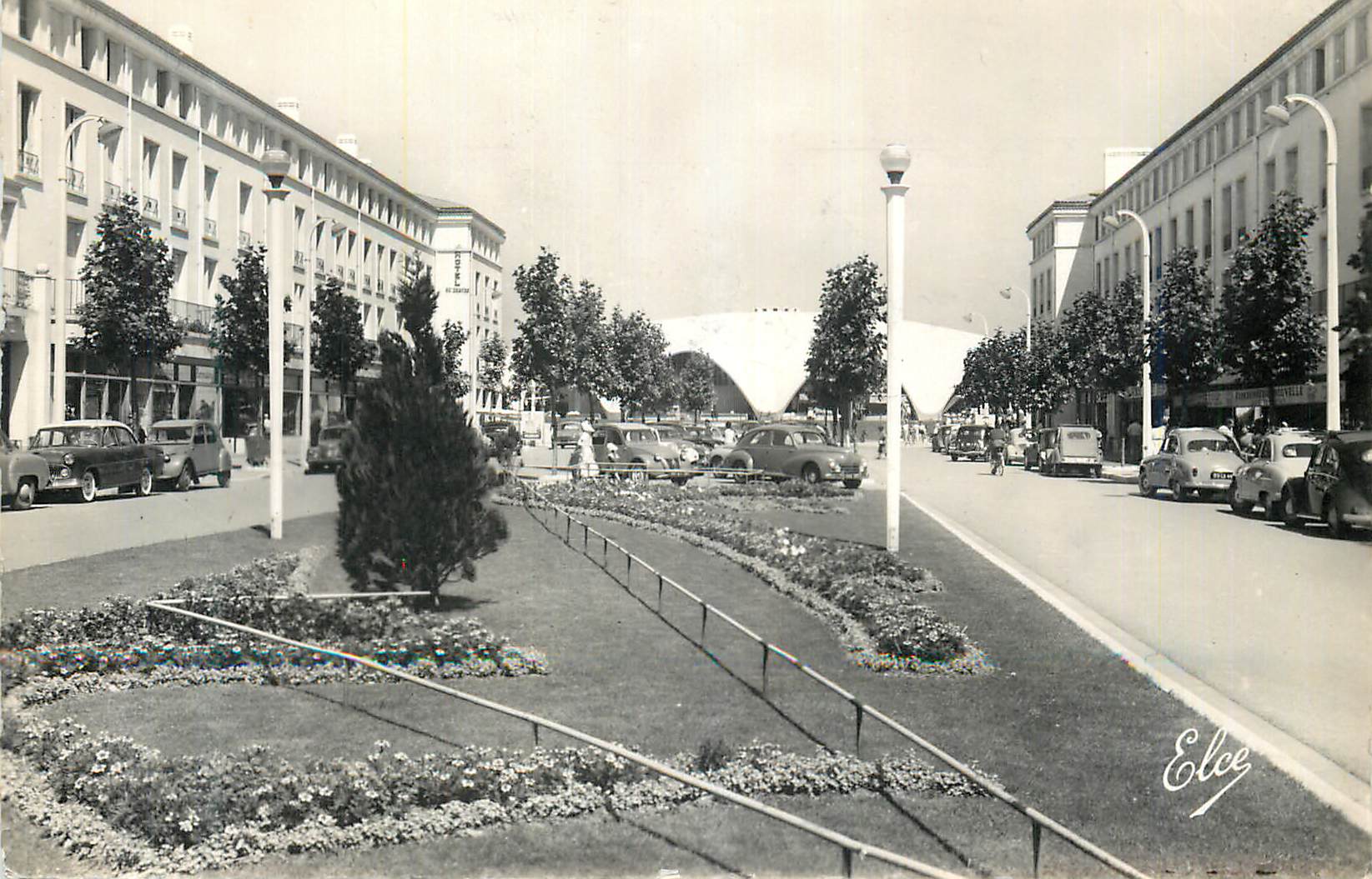CPM Royan (Ch Mme) Avenue Aristide Briand Au Fond Le Marche Automobile