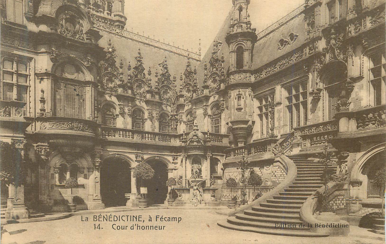 CPA La Benedictine a Fecamp Cour d'Honneur