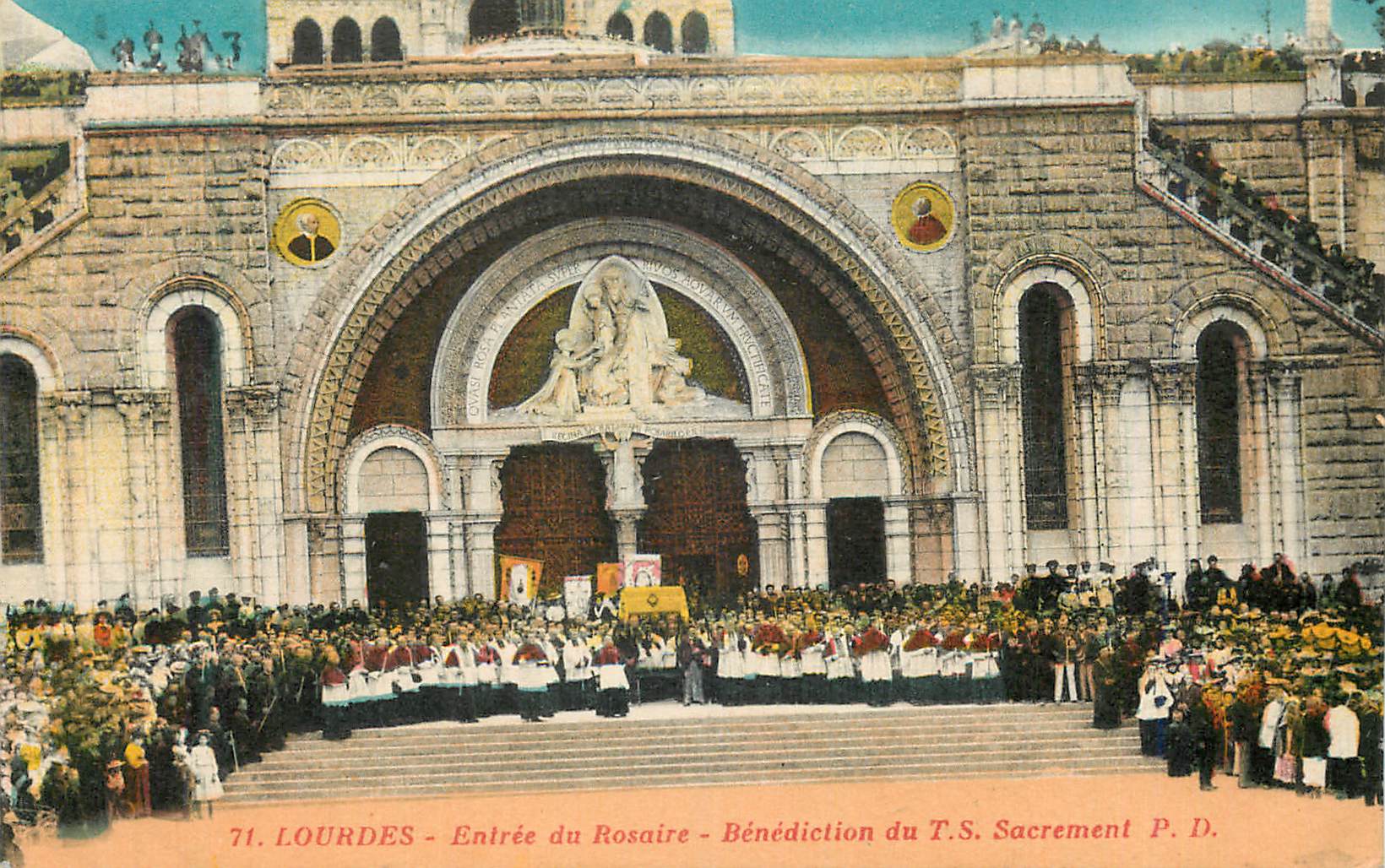 CPA Lourdes Entree du Rosaire Benediction du T S Sacrement