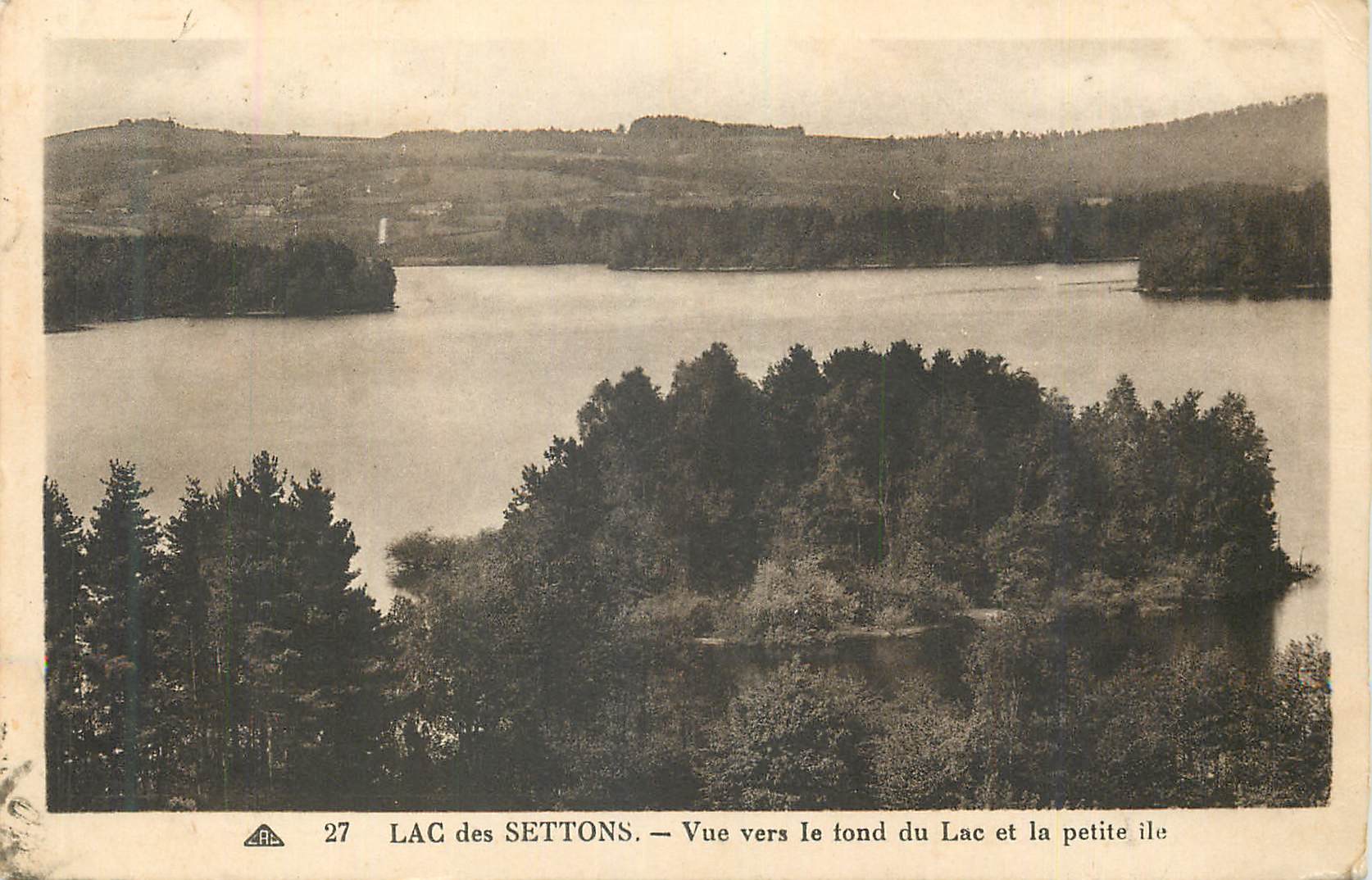 CPA Lac des Settons Vue vers le Fond du Lac et la petite Ile