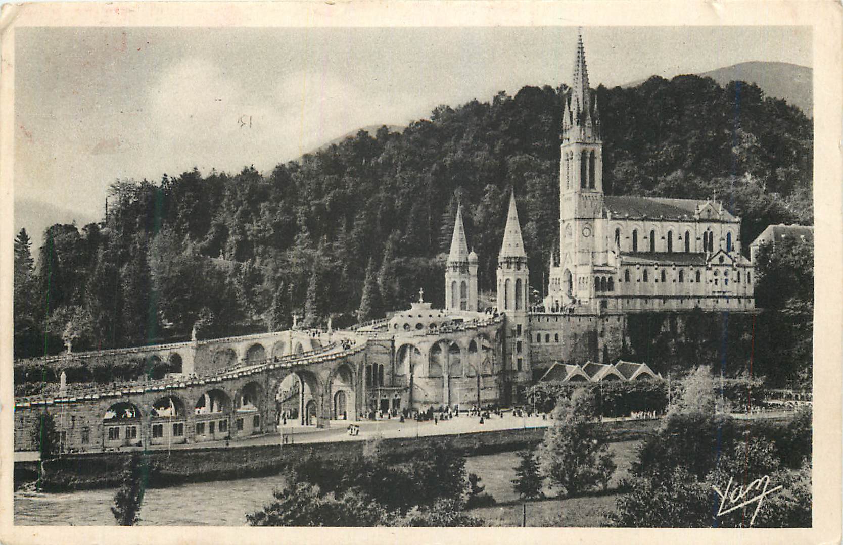 CPM Lourdes La Basilique et le Calvaire