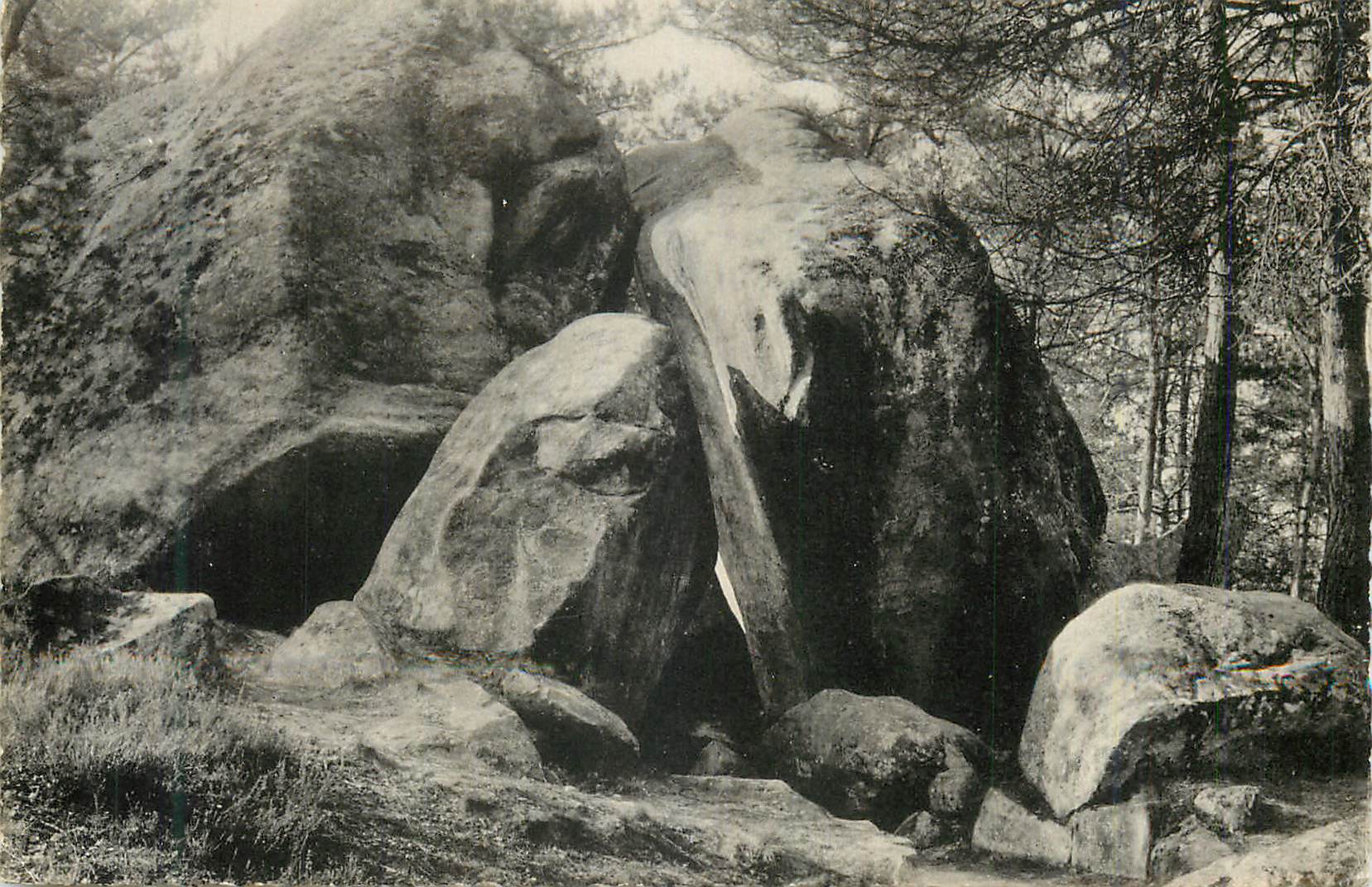 Grottes naturelles — Rochers massifs — Éditeur non identifié