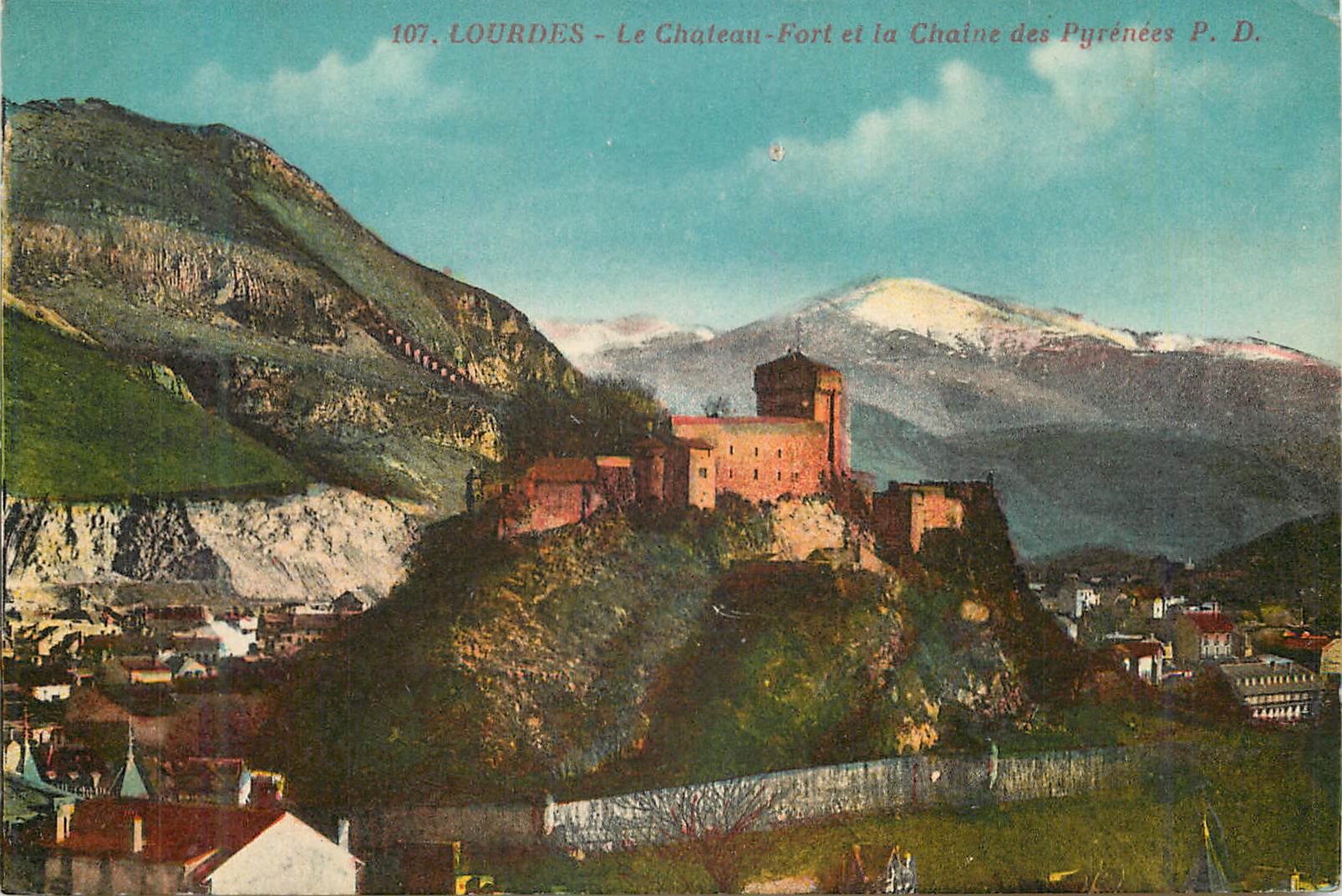 CPA Lourdes Le Chateau Fort et la Chaine des Pyrenees