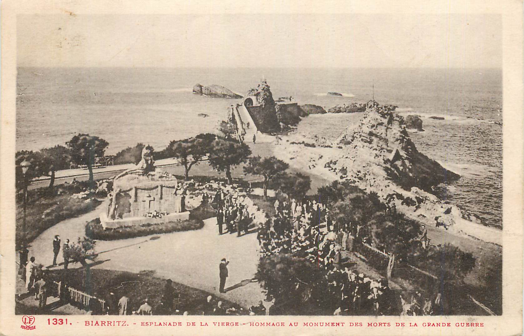 CPA Biarritz Esplanade de la Vierge Hommage au Monument des Morts de la Grande Guerre Militaria