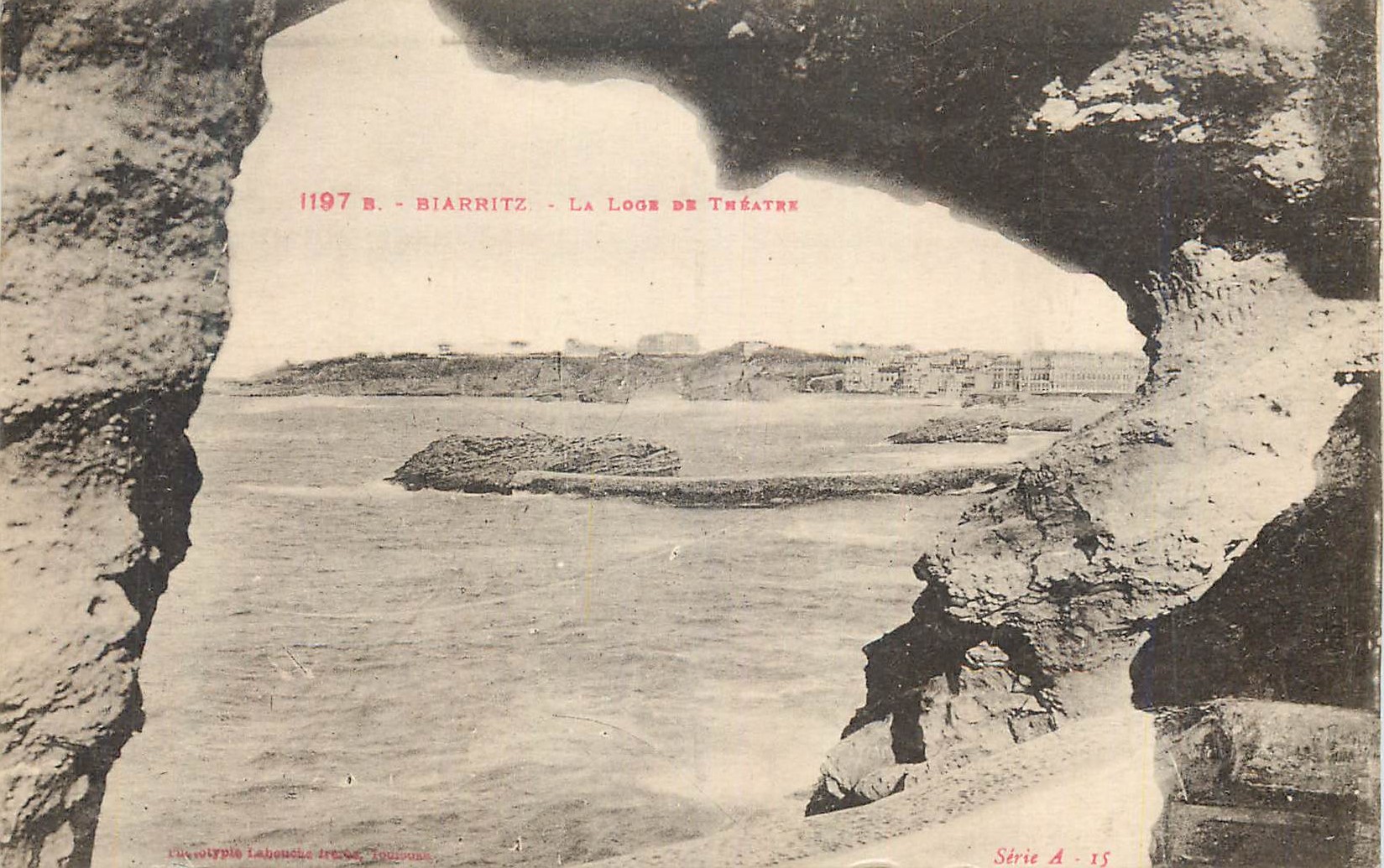 Biarritz - La Loge de Théâtre — vue depuis une cavité rocheuse, éditeur Labeuche, série A-15