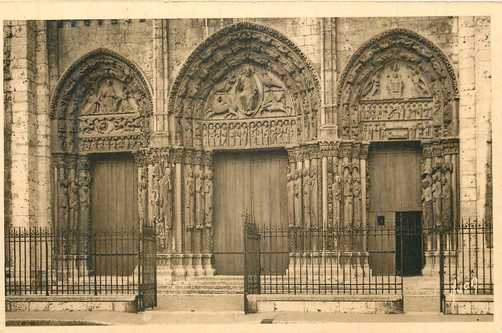 Portail de la cathédrale Notre-Dame de Chartres — vue des trois portes sculptées — éditeur non identifié