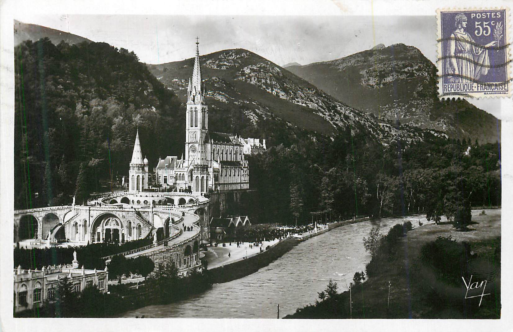 CPM Lourdes La Basilique et le Gave