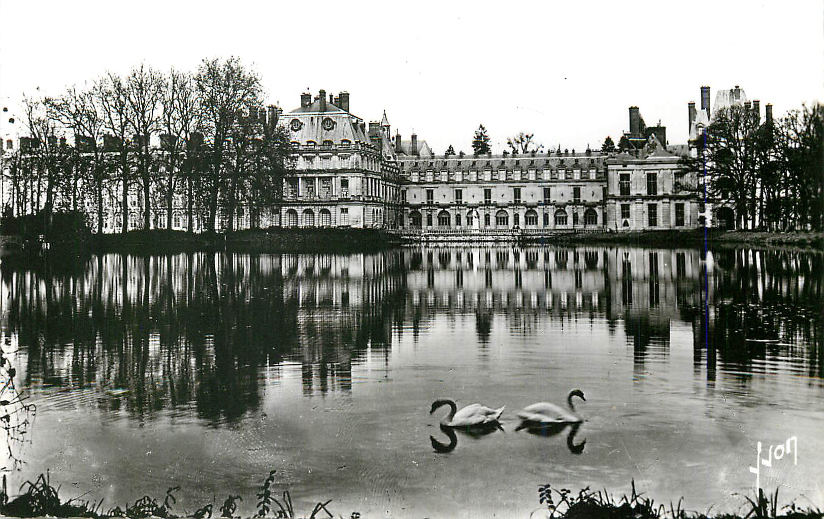 Château de Fontainebleau — vue du lac avec cygnes — éditeur L. Lion, n° 107