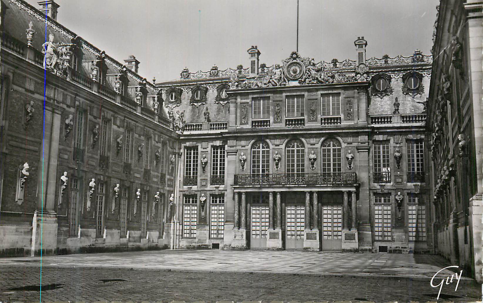CPM Versailles et ses Merveilles Le Chateau La Cour de Marbre Au fond Fenetre de la Chambre du Roi Louis XIV