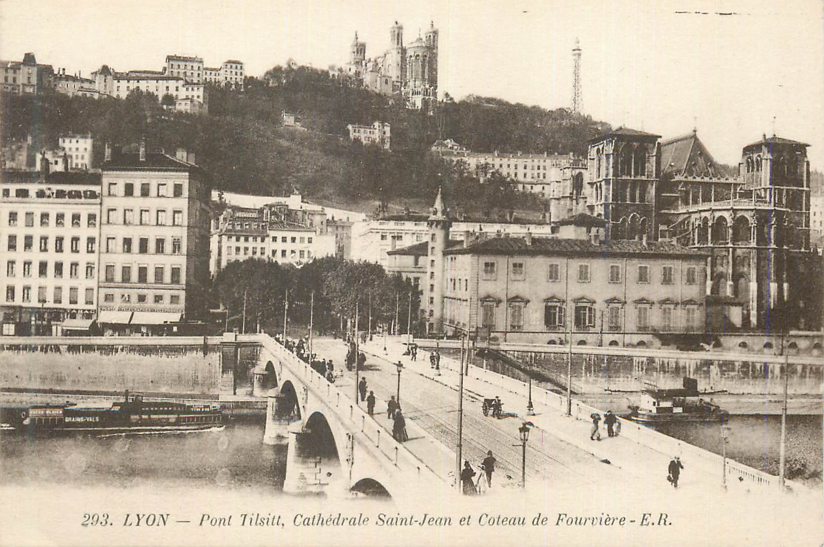 CPA Lyon Pont Tilsitt Cathedrale Saint Jean et Coteau de Fourviere Bateau