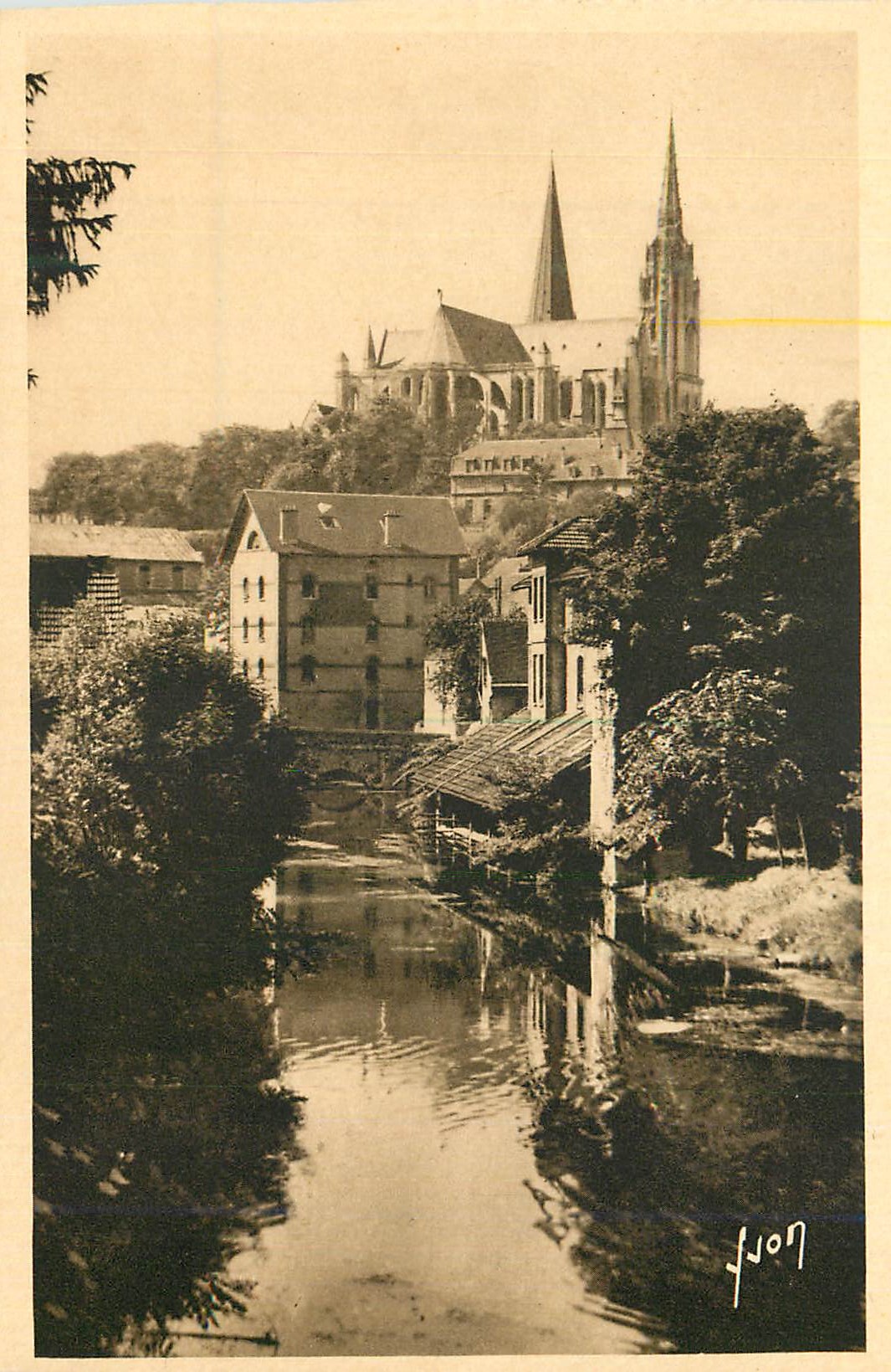 CPA Chartres (Eure et Loir) La Cathedrale et les Rives de l'Eure