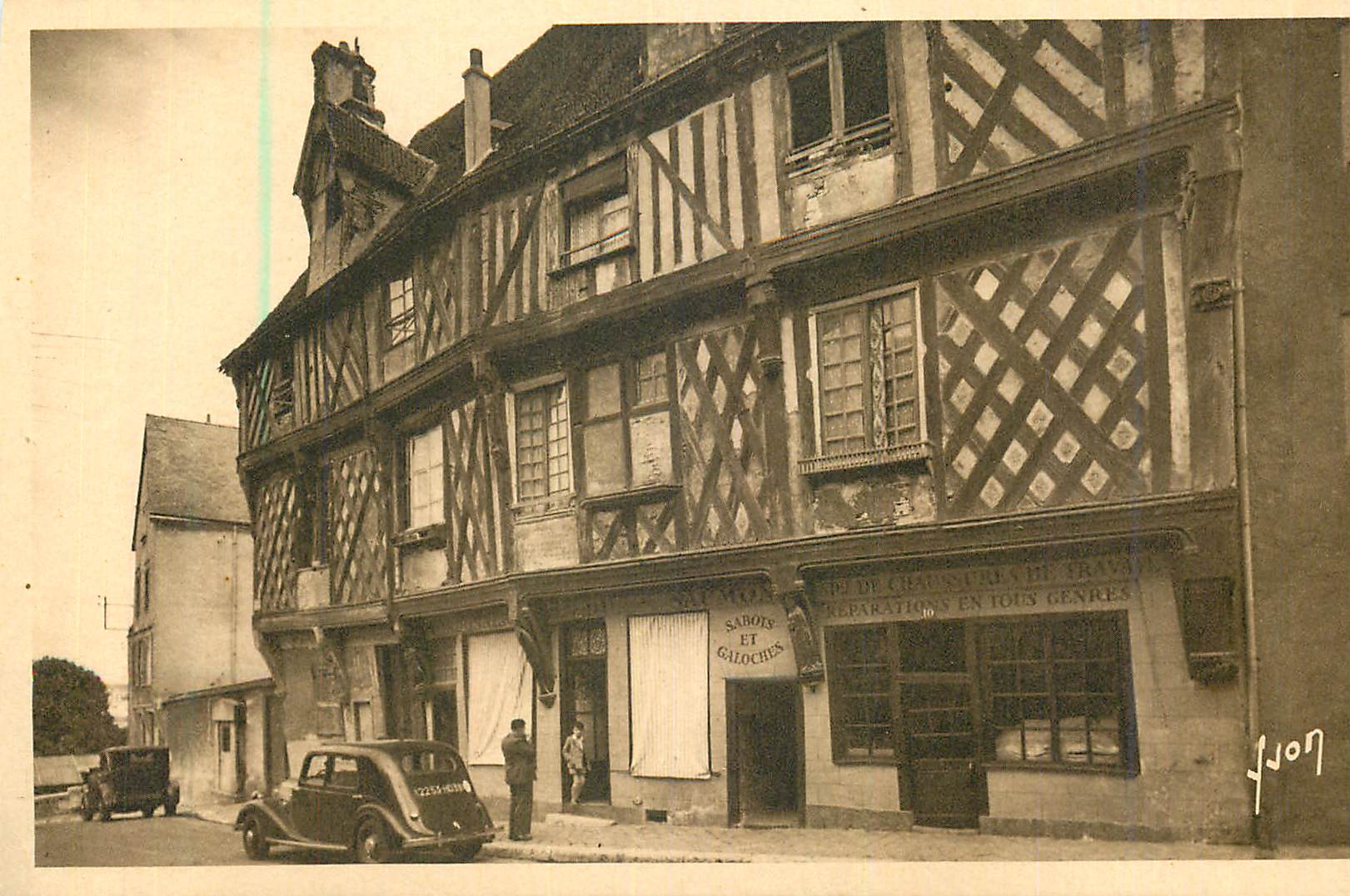 CPA Chartres (Eure et Loir) La Maison du Saumon Automobile