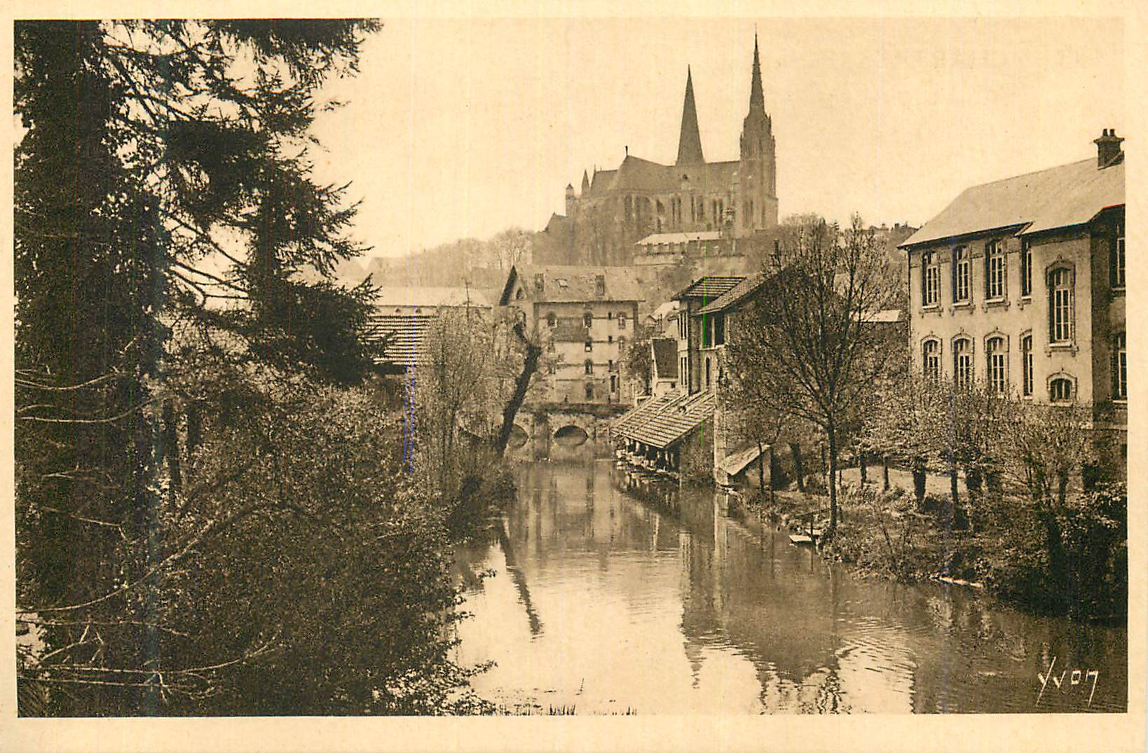 Vue de la cathédrale de Sens — éditeur Yvog, n° 407