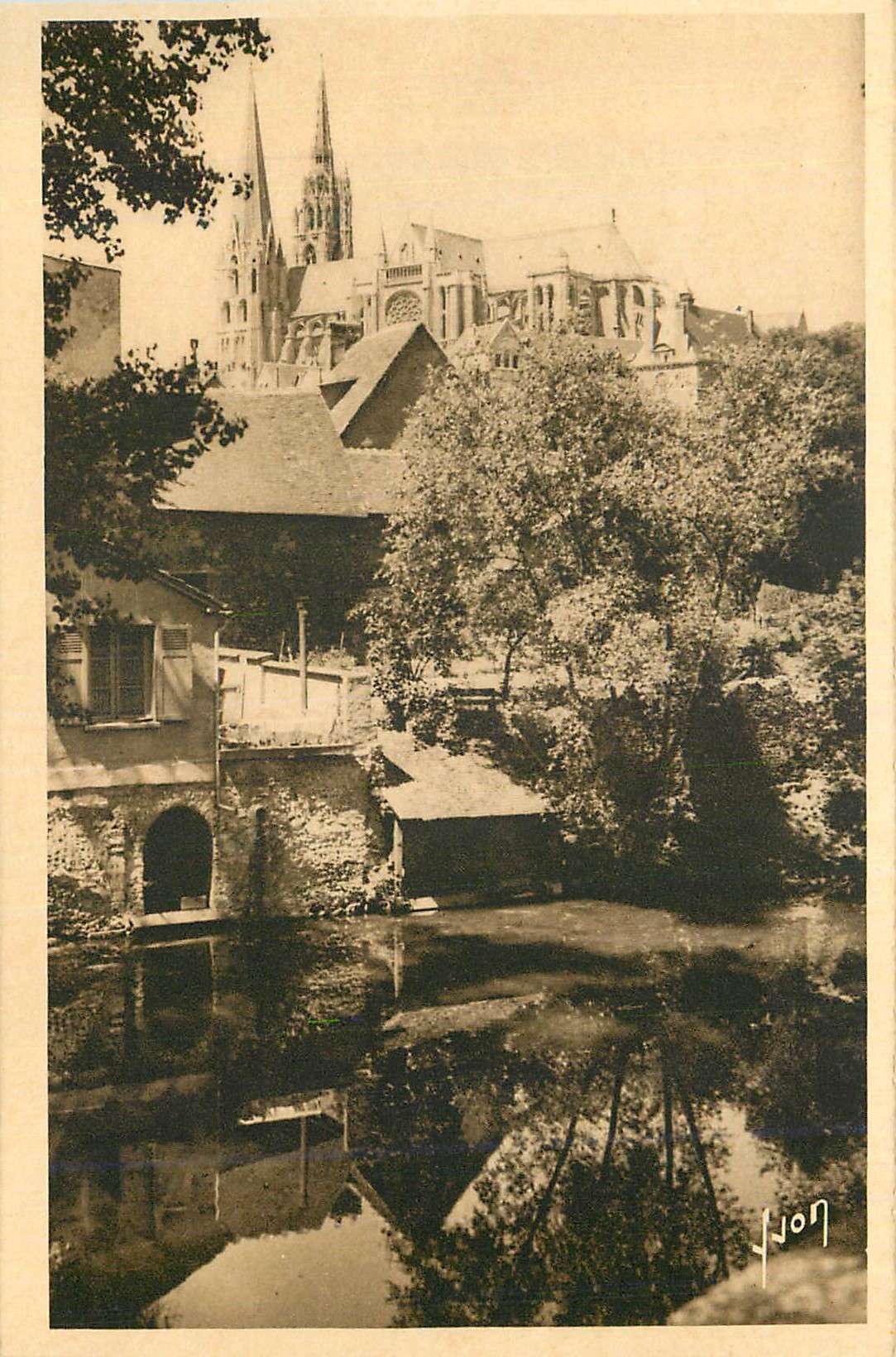 CPA Chartres (Eure et Loir) Les Rives de l'Eure et la Cathedrale