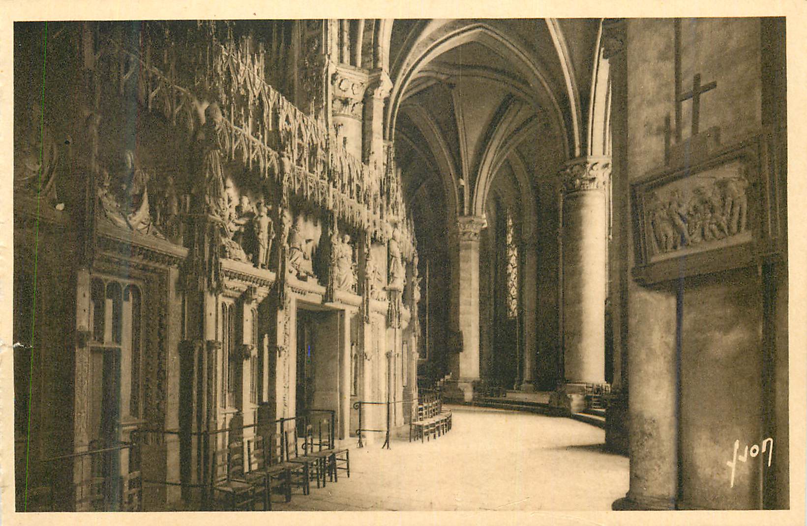 CPA Chartres (Eure et Loir) Interieur de la Cathedrale Le Deambulatoire