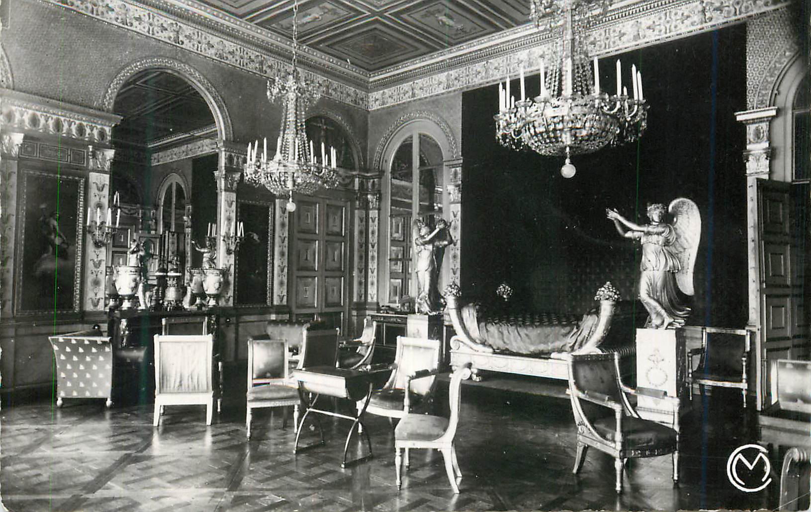 Salle de réception richement décorée — Château de Versailles — éditeur M. (logo circulaire)