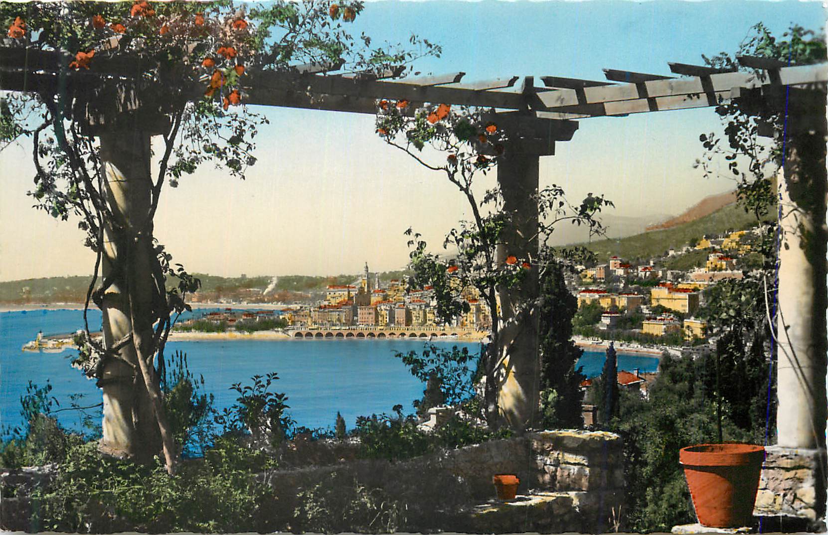 CPM Menton La Cote d'Azur Vue prise entre les Pergoles