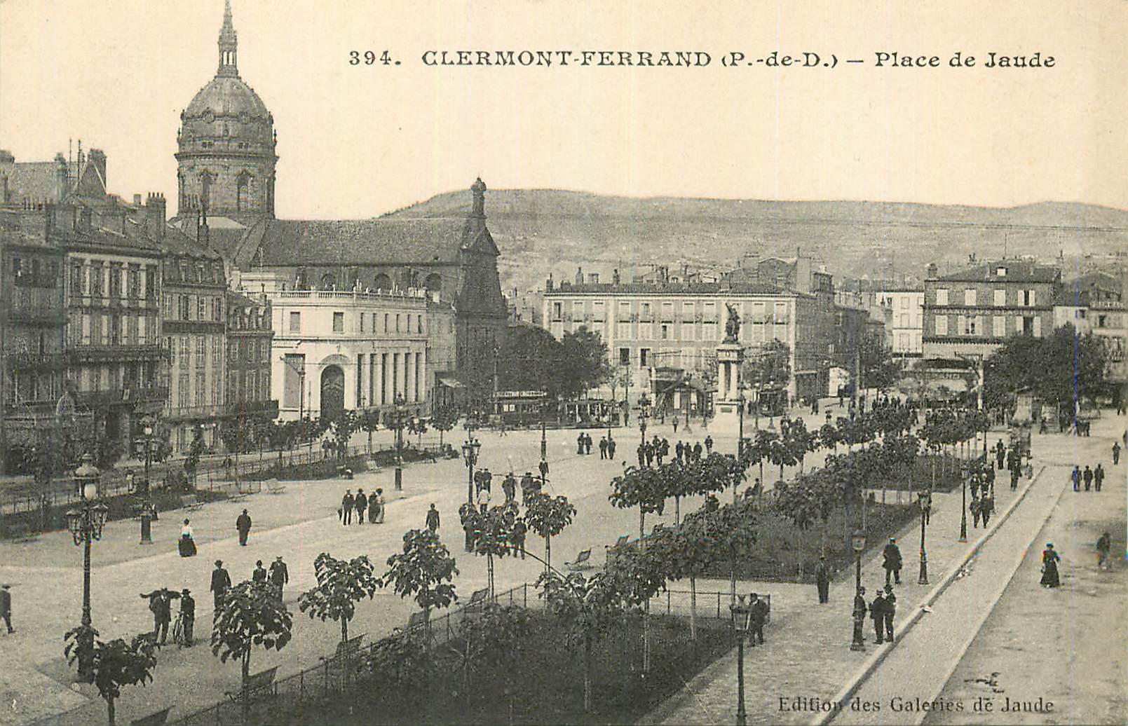 CPA Clermont Ferrand (P de D) Place de Jaude