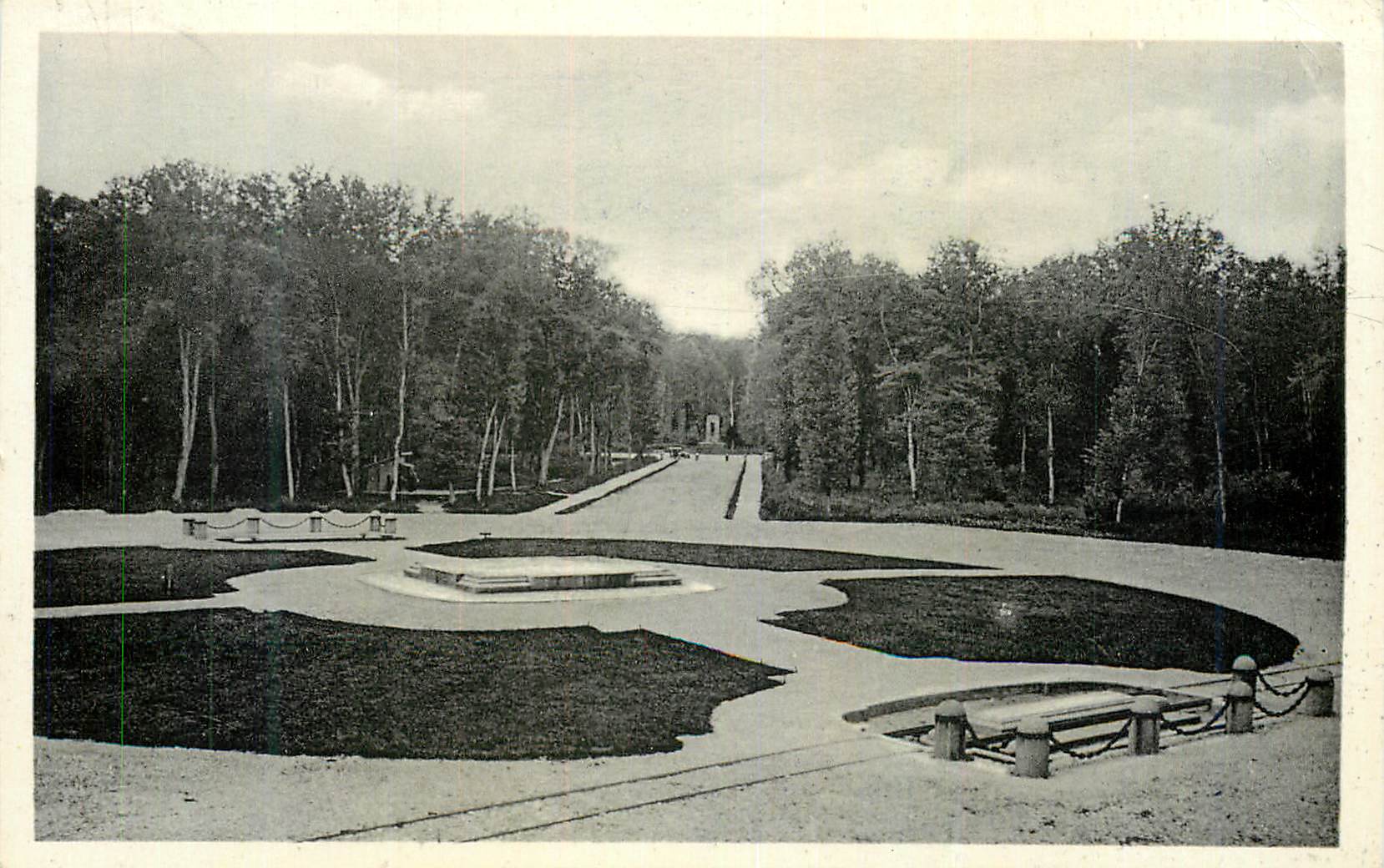 Jardin de l'Église Sainte-Croix — vue du parc — éditeur non identifié