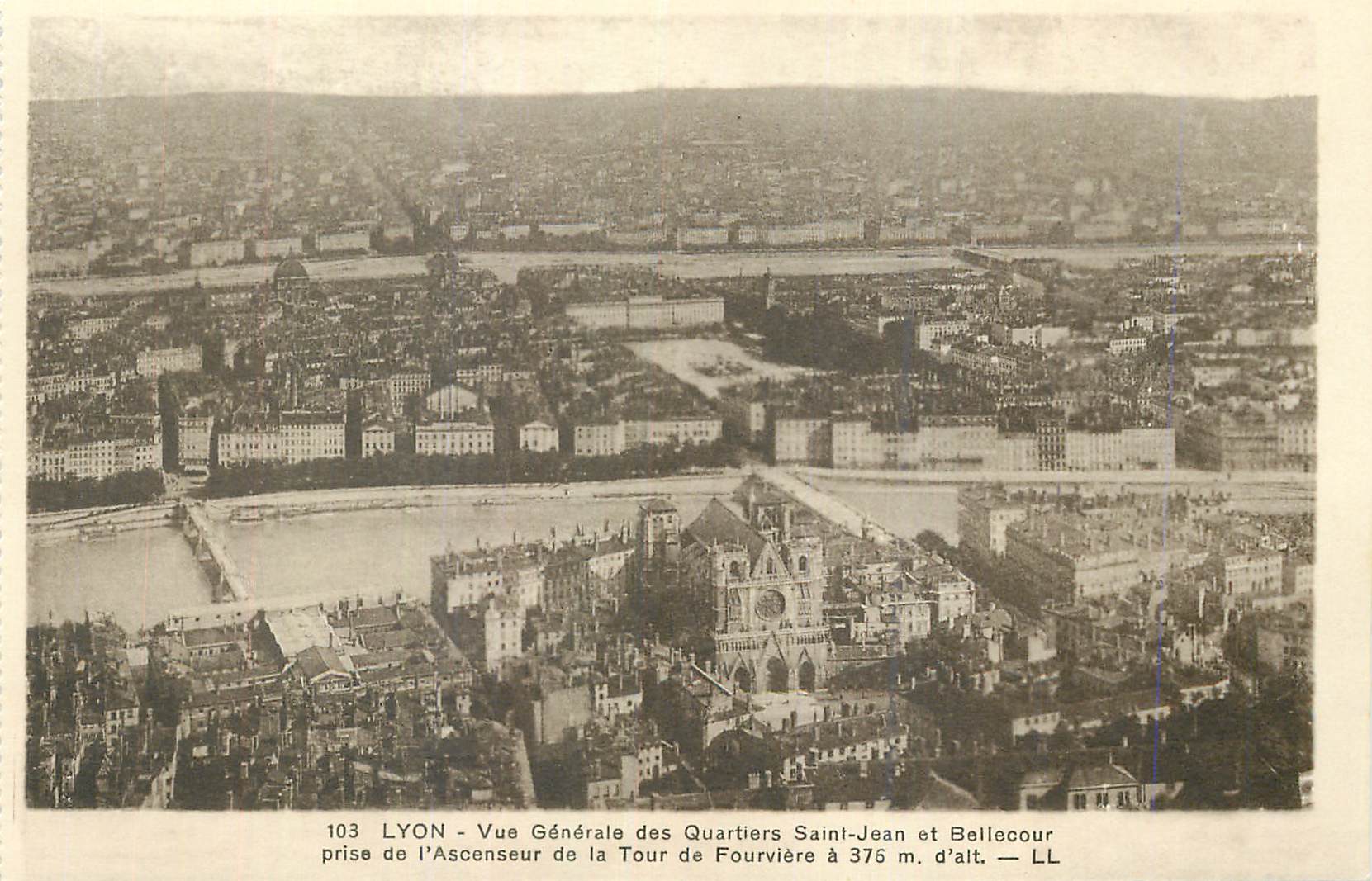 CPA Lyon Vue Generale des Quartiers Saint Jean et Bellecour
