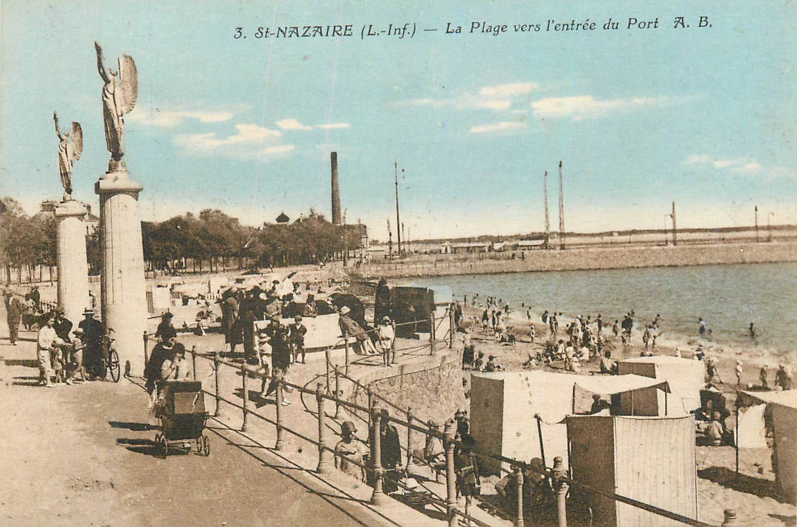CPA St Nazaire (L Inf) La Plage vers l'Entree du Port