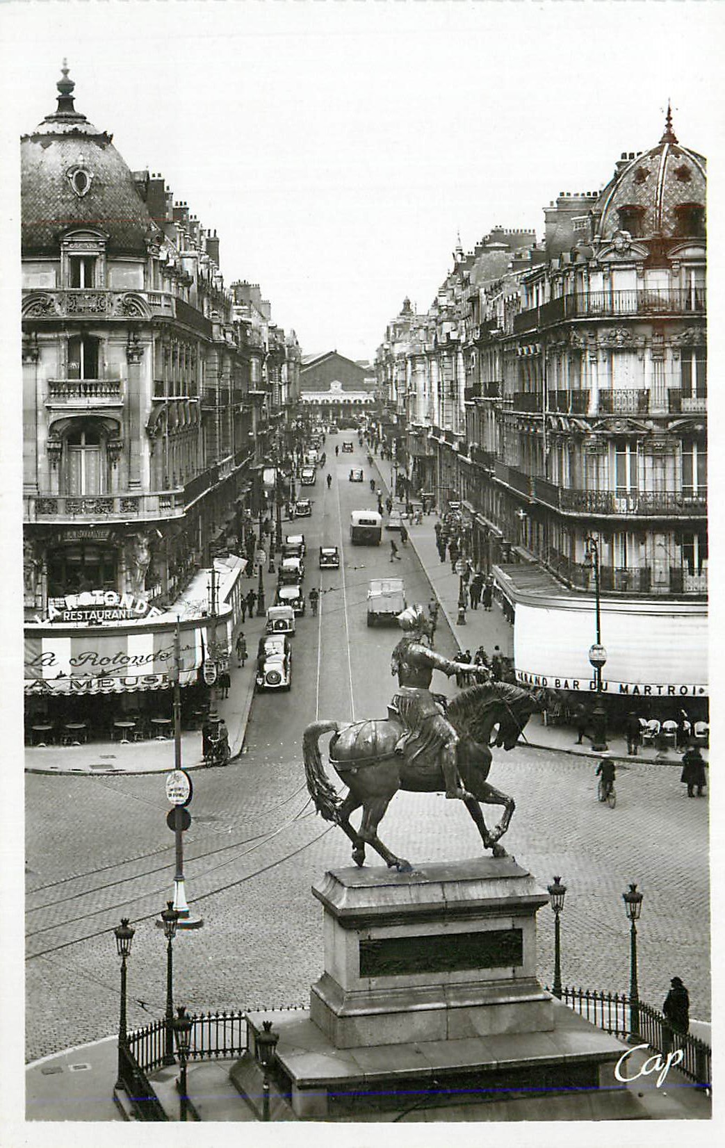 CPM Orleans Rue de la Republique et Statue de Sainte Jeanne d'Arc