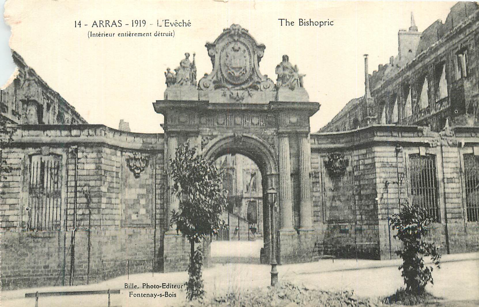 CPA Arras L'Eveche (Interieur entierement detruit)