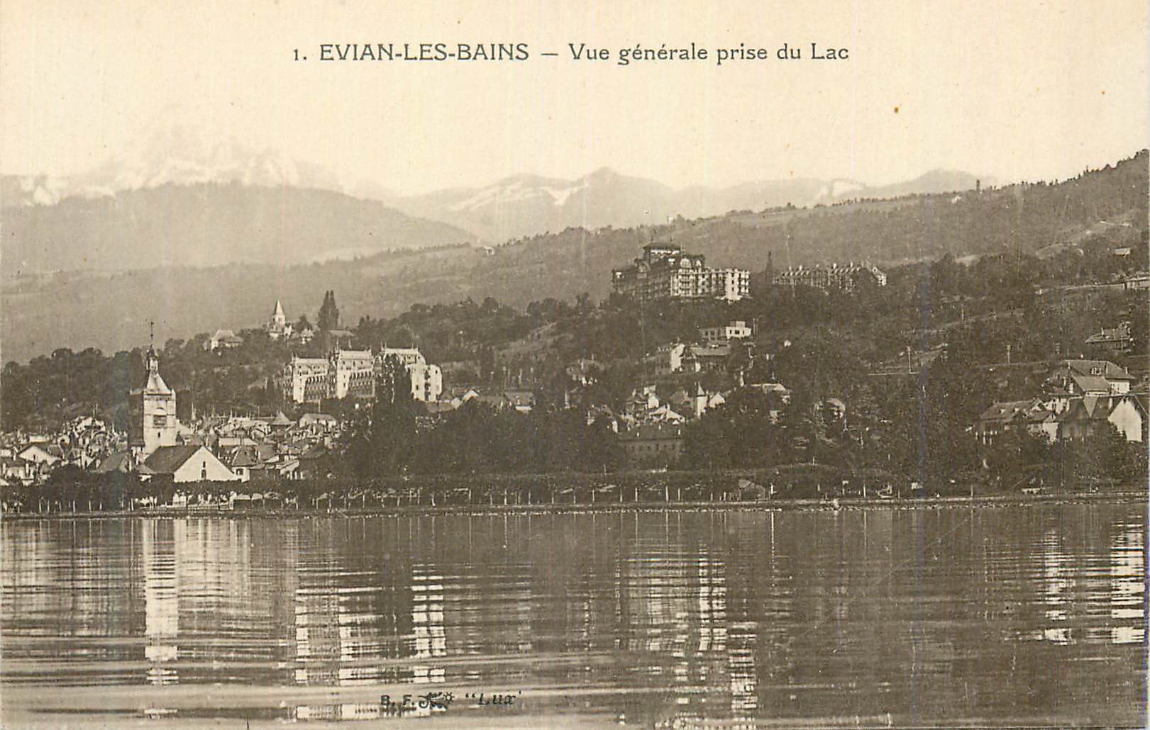 CPA Evian les Bains Vue Generale prise du Lac