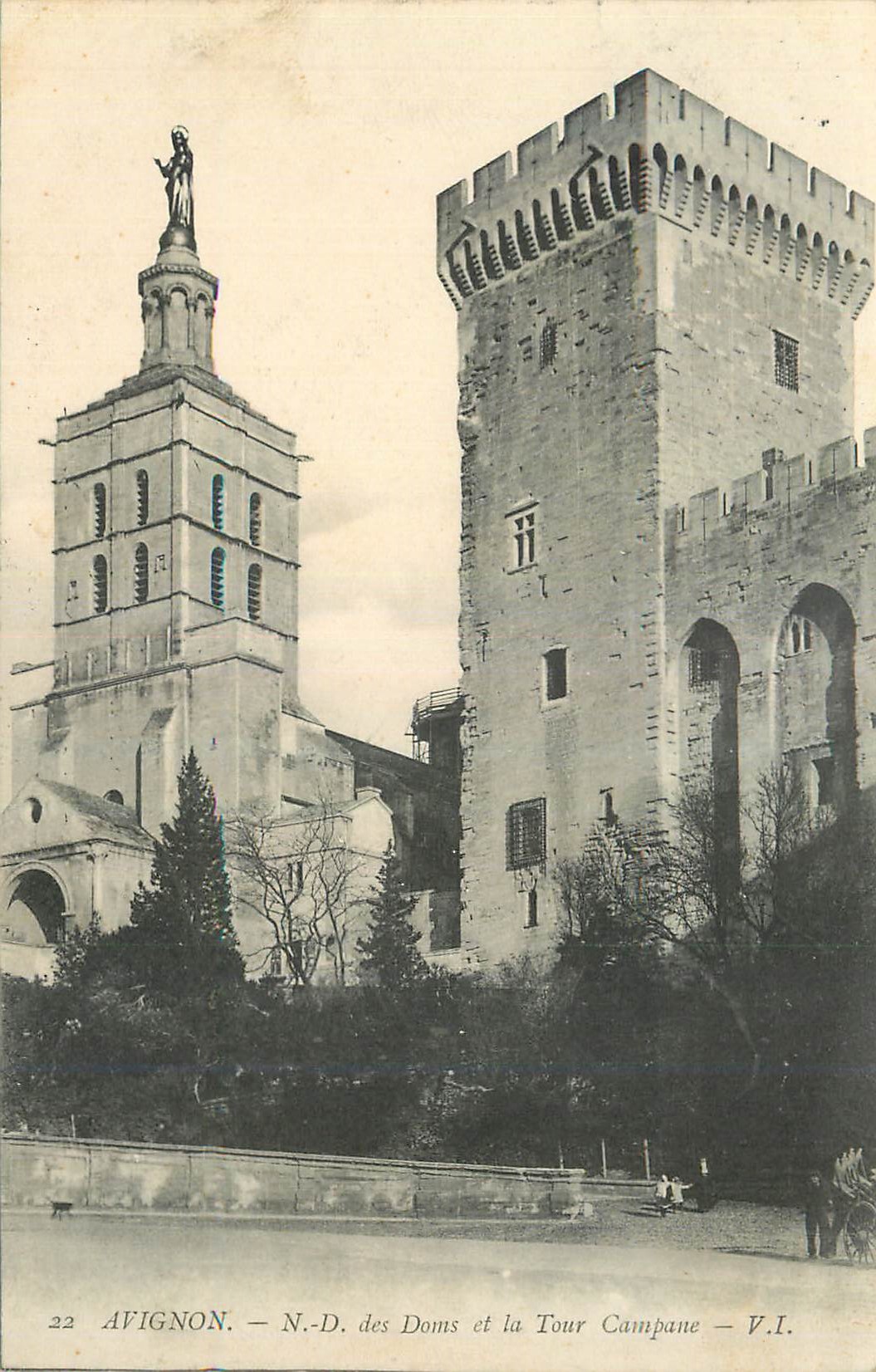 CPA Avignon N D des Doms et la Tour Campane