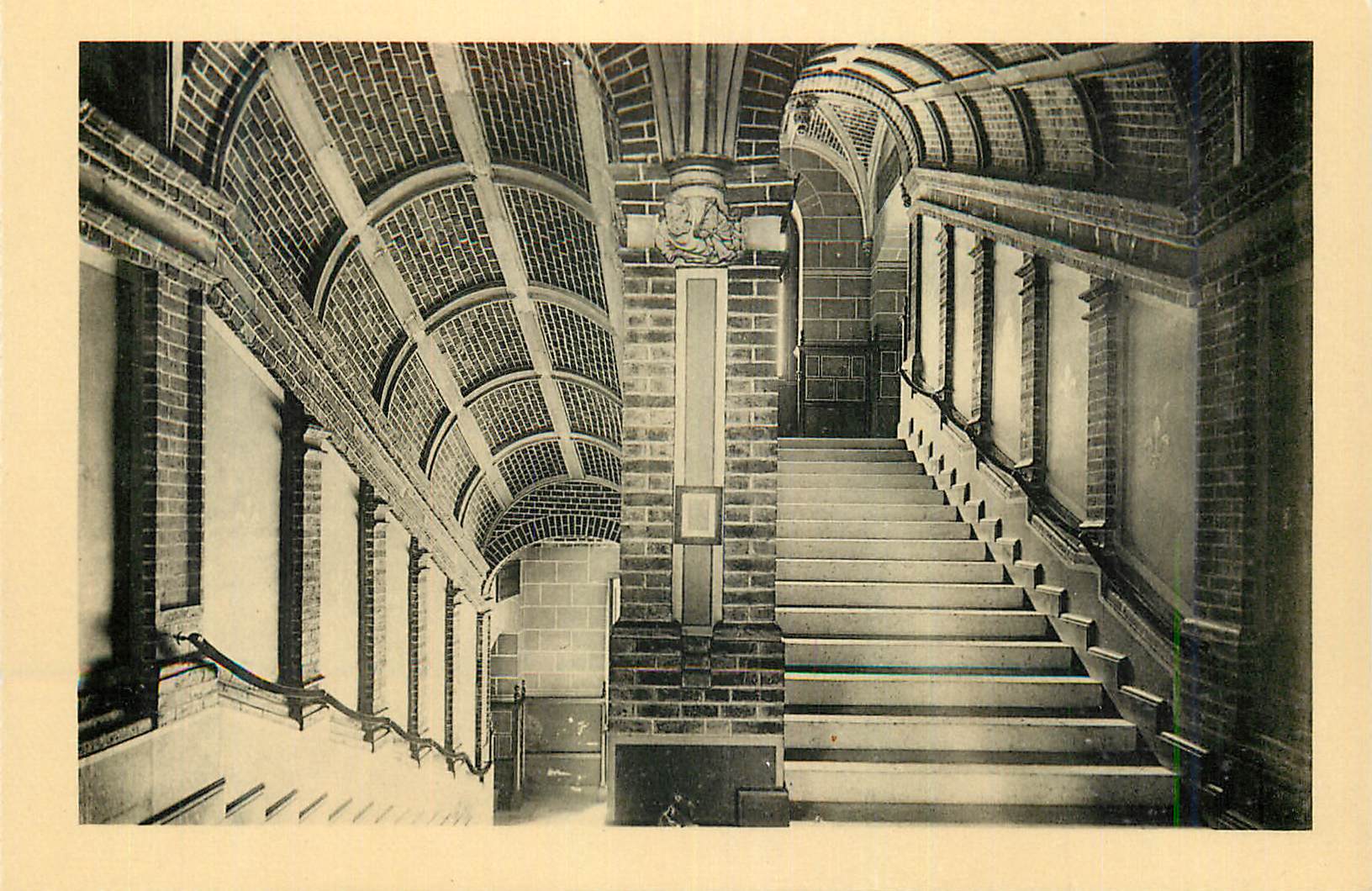 Intérieur d'un bâtiment historique — escalier et voûtes en briques — éditeur non identifié