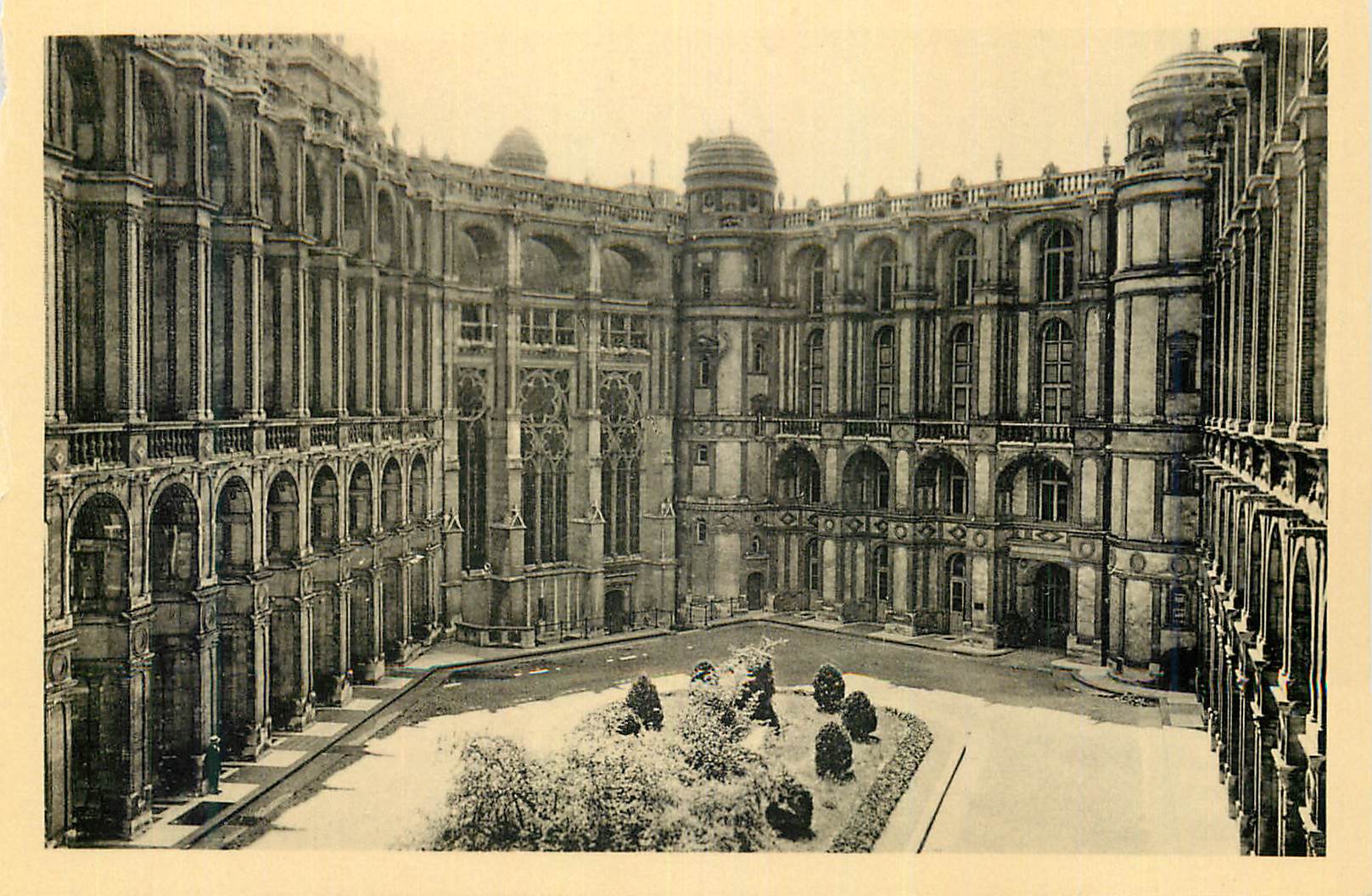 Cour intérieure du château de Versailles — vue architecturale — éditeur non identifiable