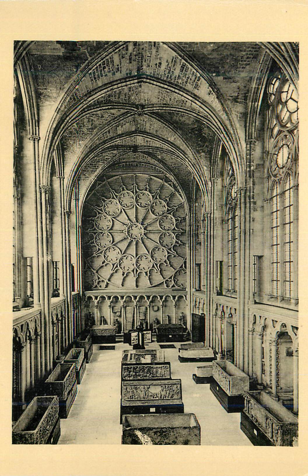 Intérieur de la cathédrale — vue de la rosace et des stalles — éditeur non visible