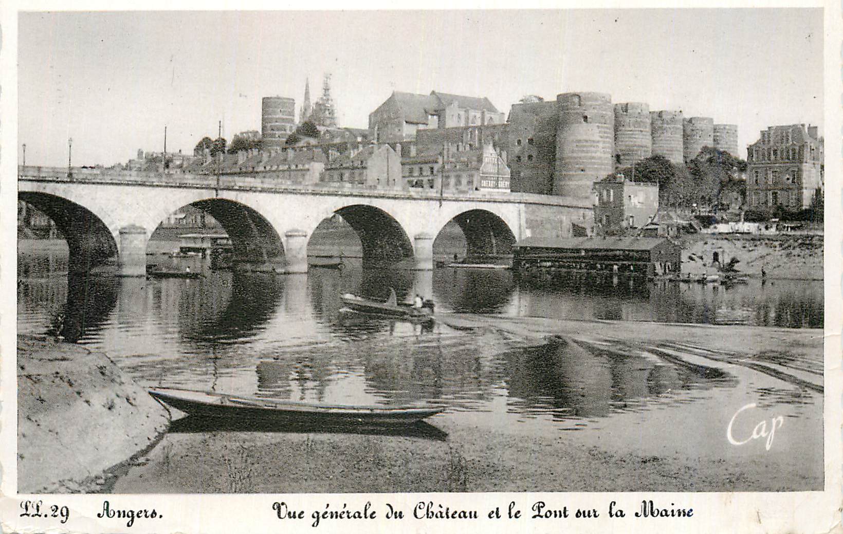 CPA Angers Vue Generale du Chateau et le Pont sur la Maisse