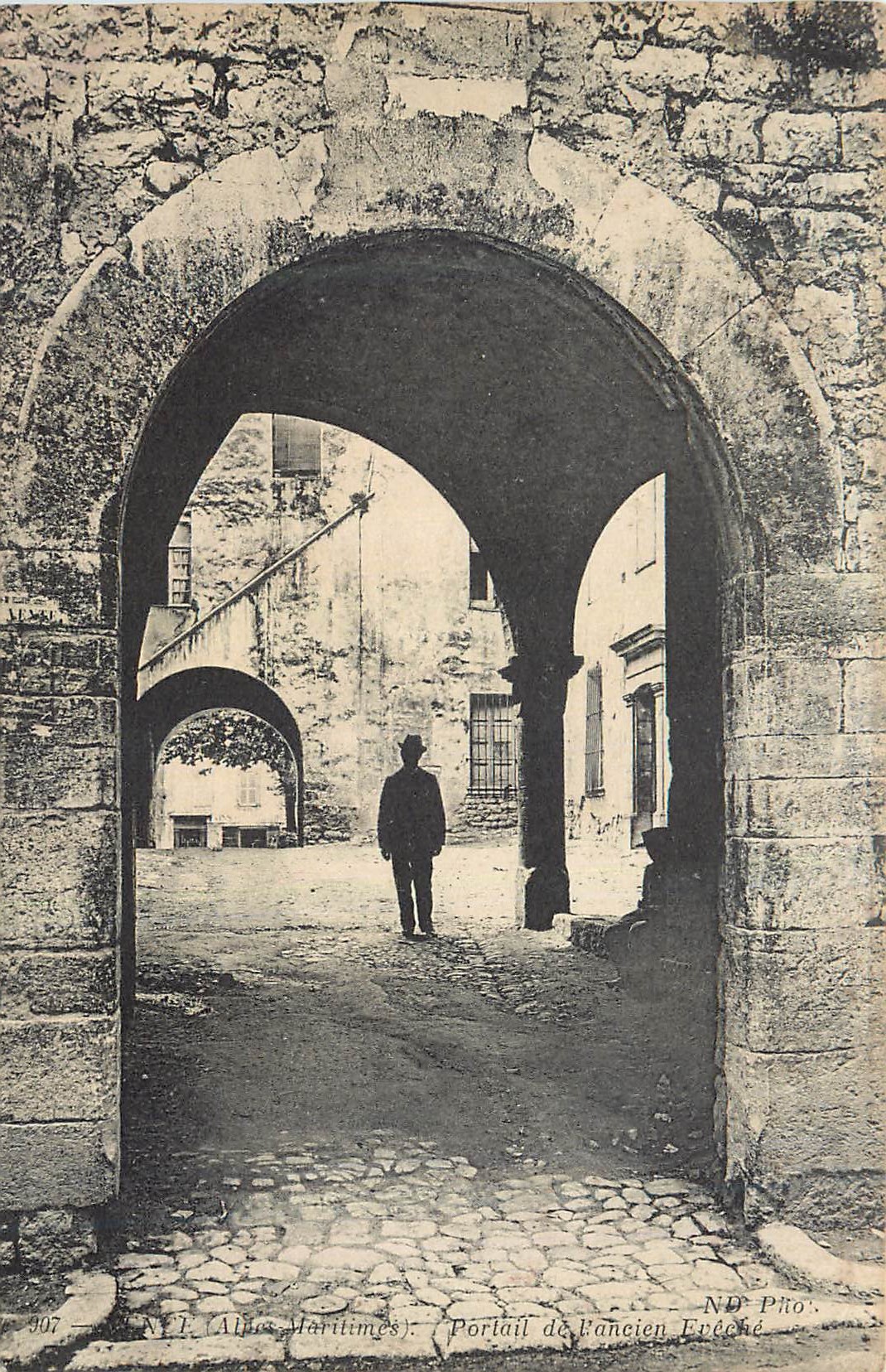 CPA Alpes Maritimes Portail de l'Ancien Eveche