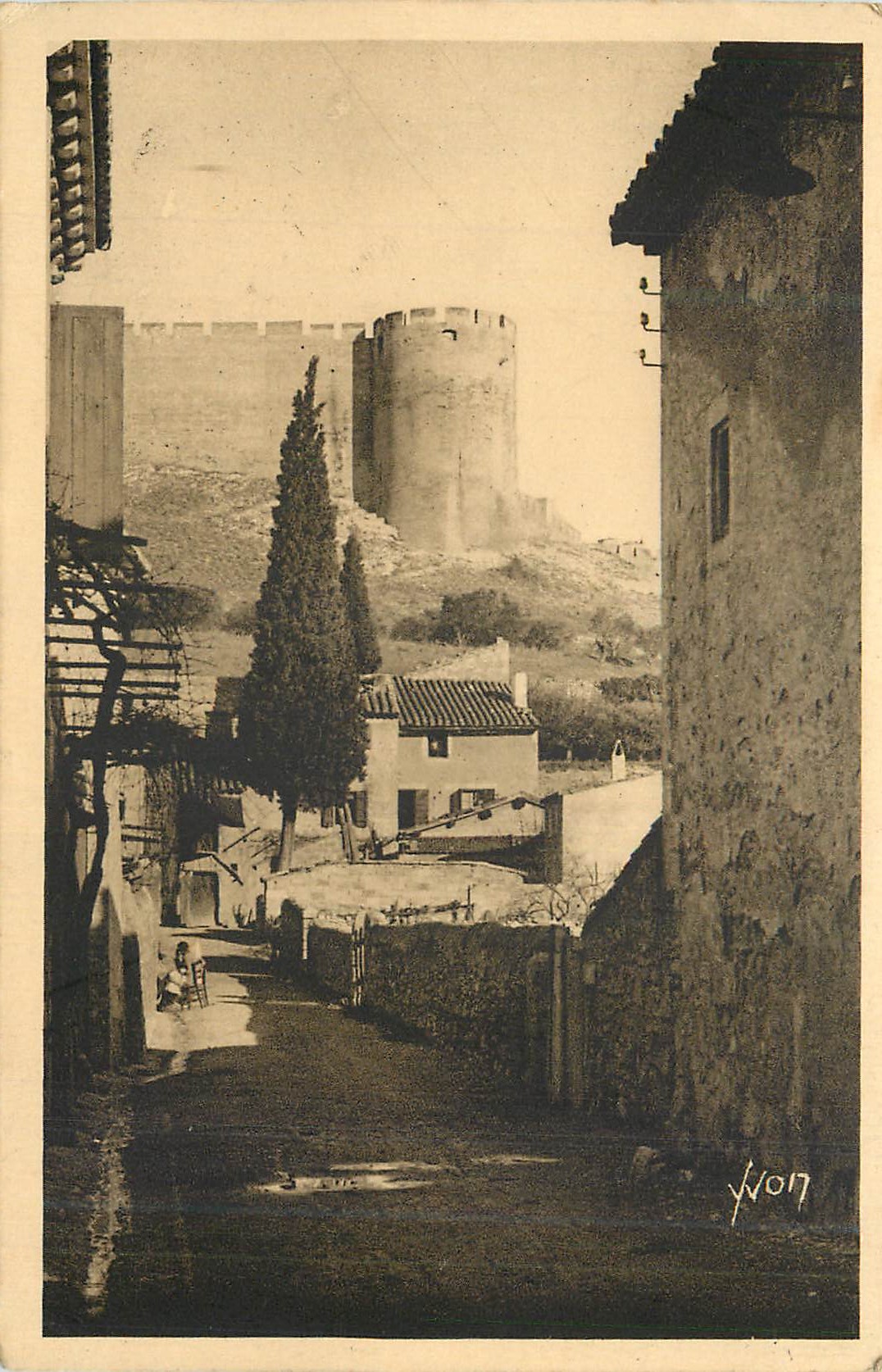 CPA Villeneuve les Avignon (Gard) La Douce France Une Vieille Rue dominee par le Port St Andre