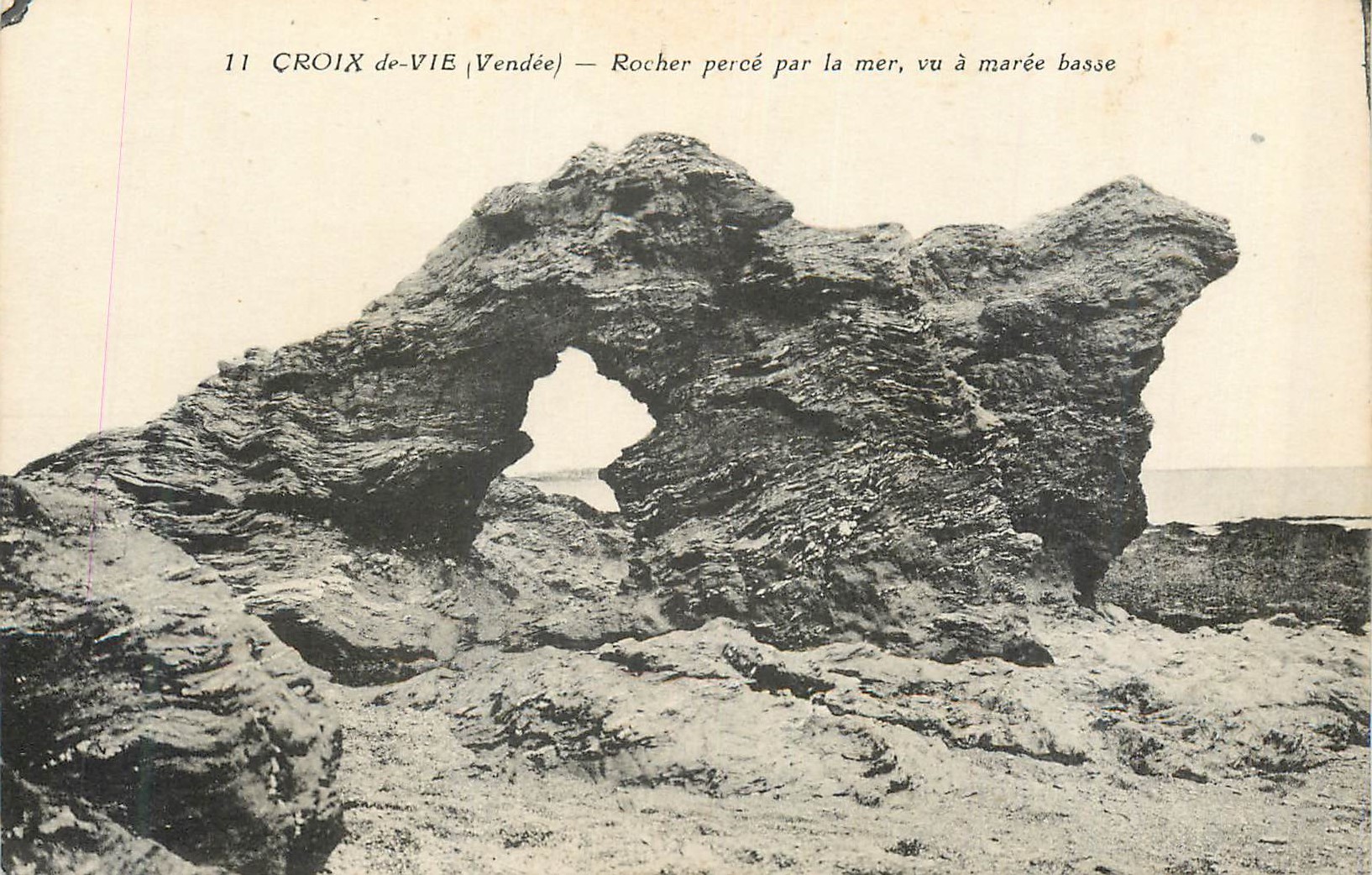 CPA Croix de Vie (Vendee) Rocher perce par la Mer Vu du Maree Basse