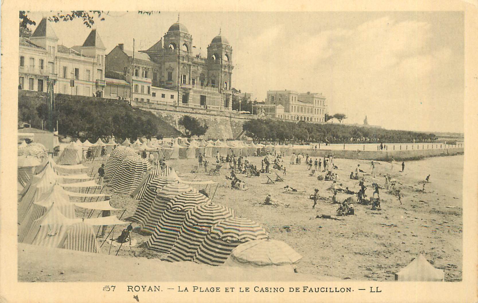 Royan — La Plage et le Casino de Faucillon — LL