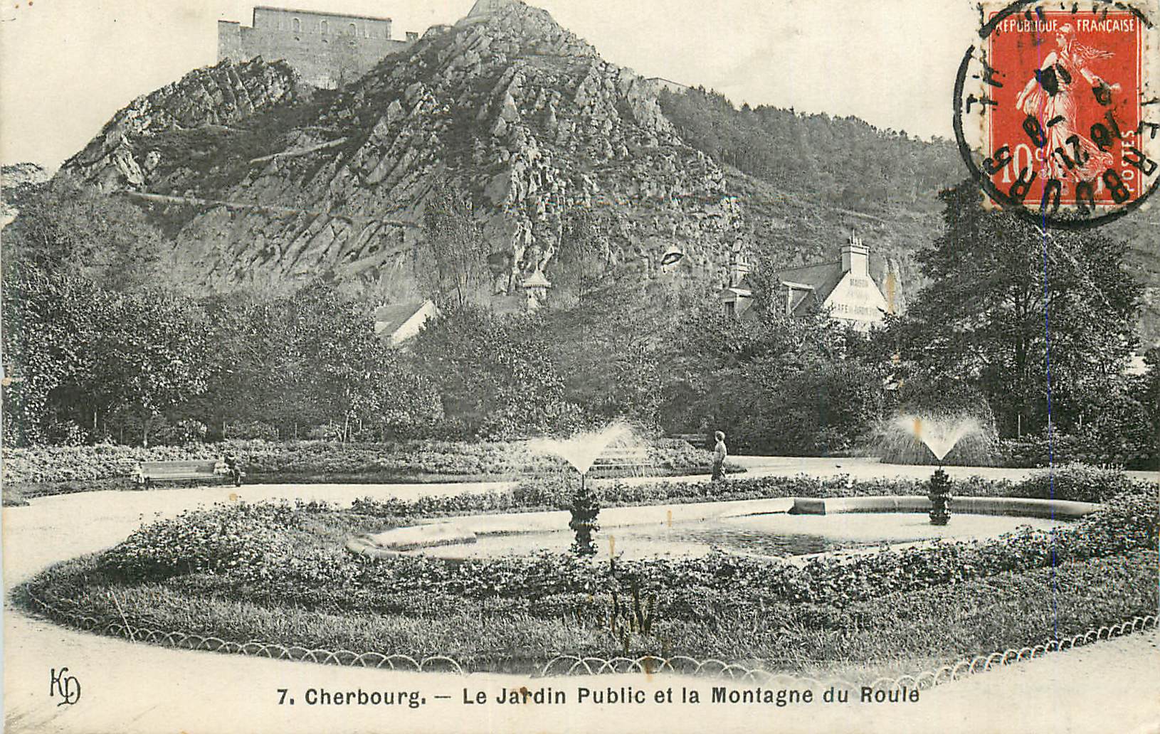 CPA Cherbourg Le Jardin Public et la Montagne du Route