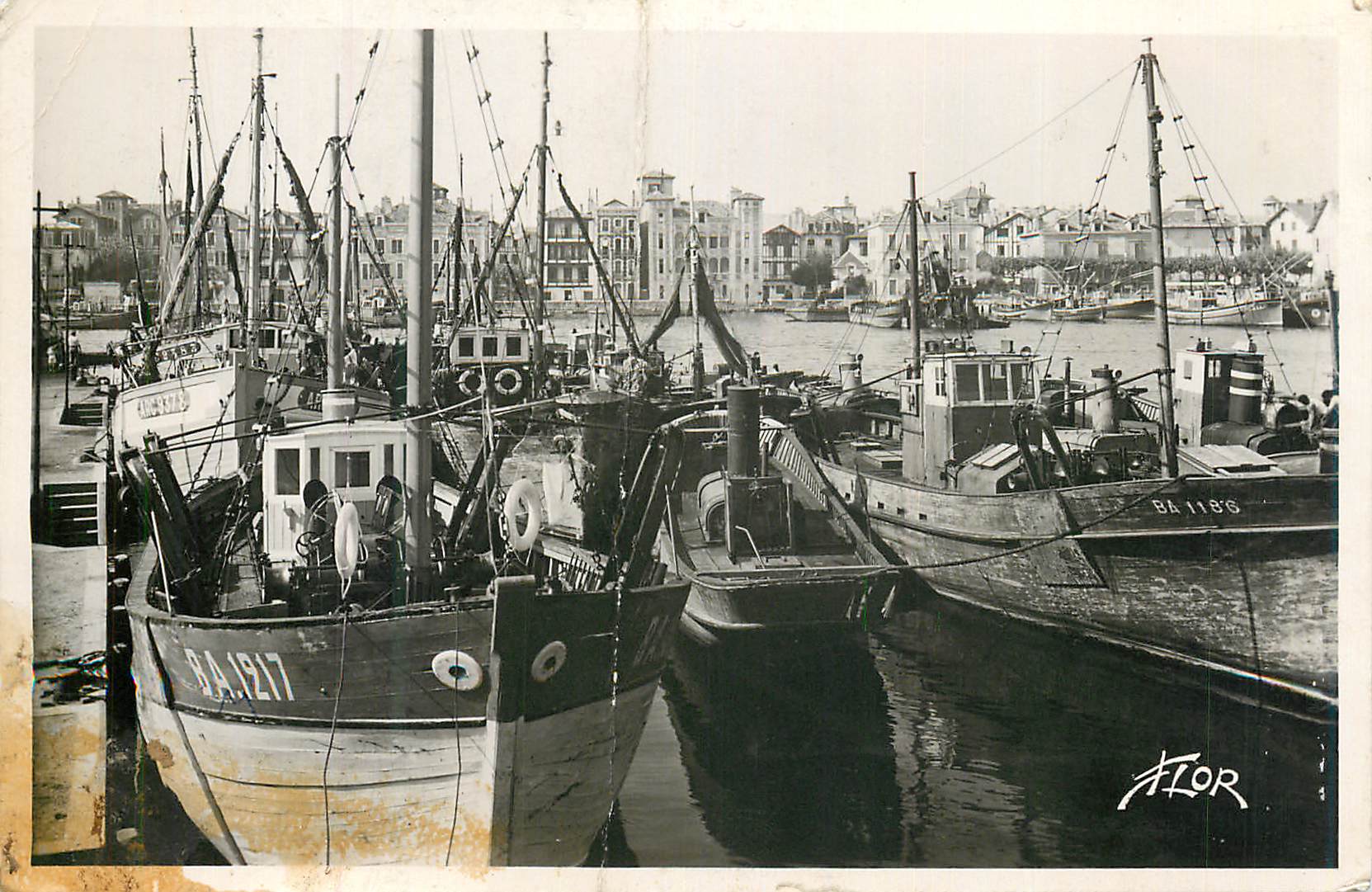 CPA Saint Jean de Luz Les Bateaux de Peche dans le Port Bateaux de peche