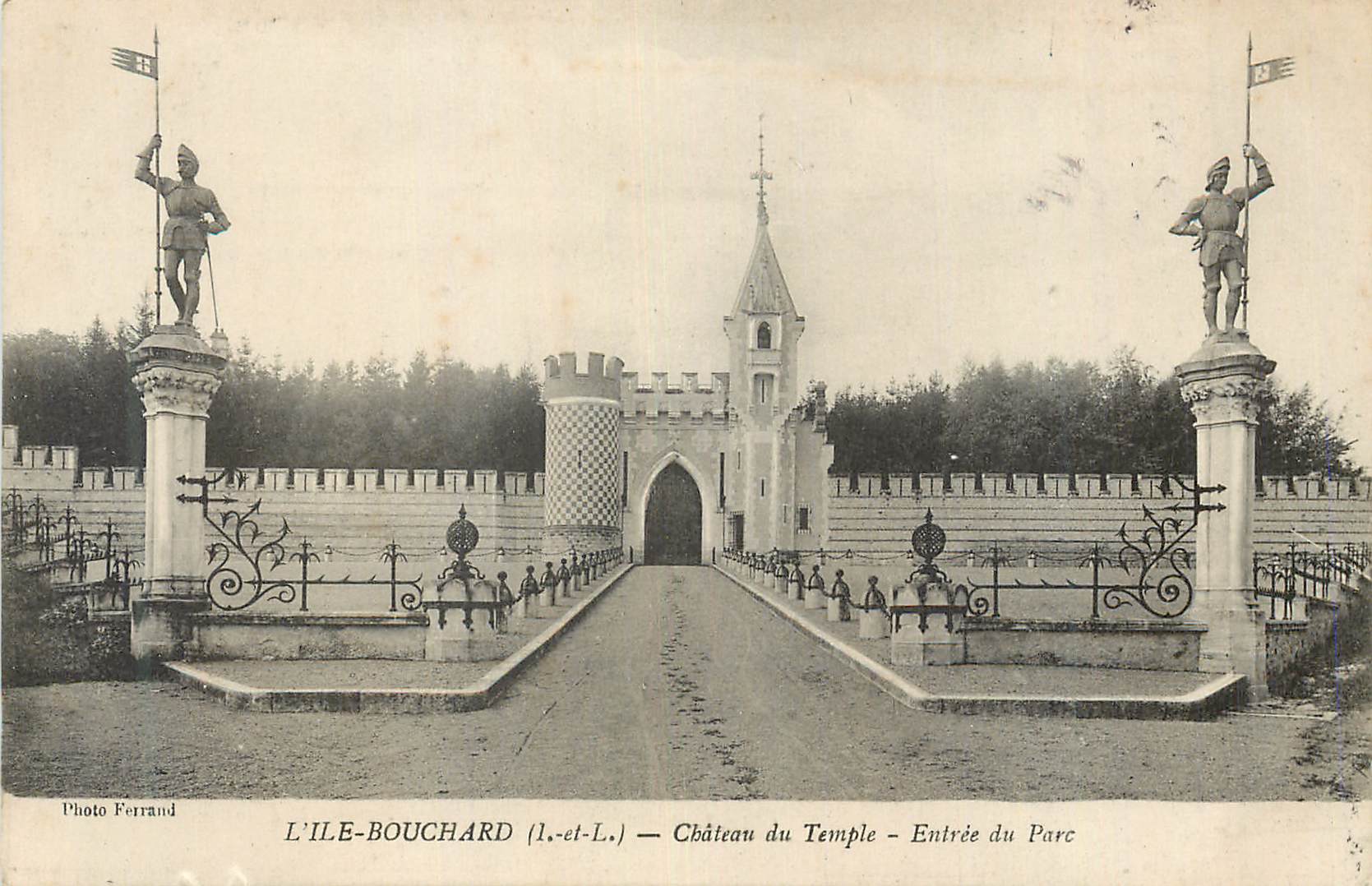 CPA L'Ile Bouchard (I et L) Chateau du Temple Entree du Parc