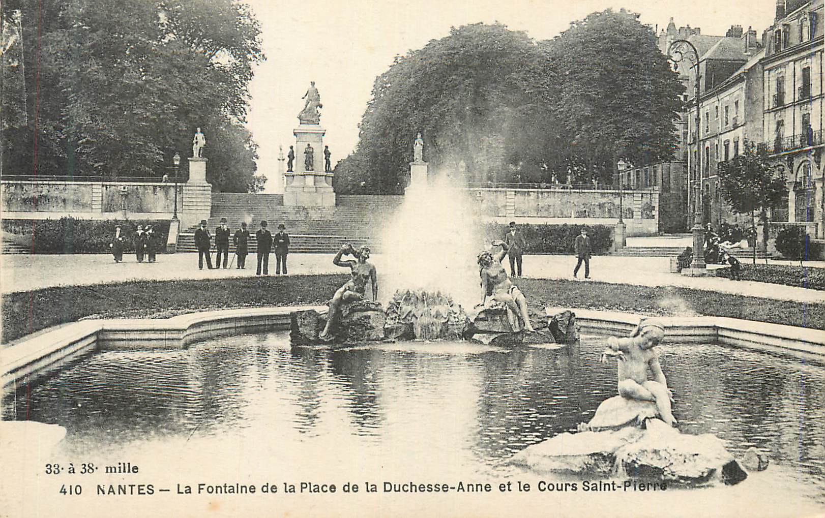 CPA Nantes La Fontaine de la Place de la Duchesse Anne et la Cours Saint Pierre