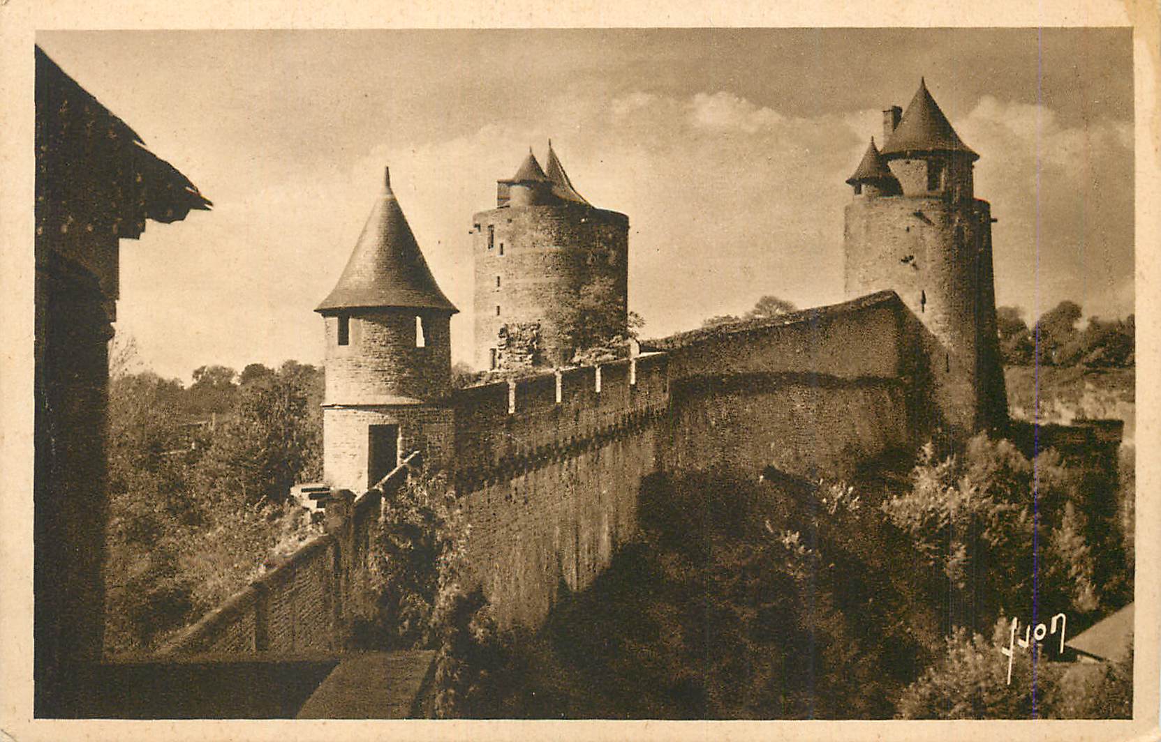 Château de Carcassonne — vue des tours — éditeur Lyon