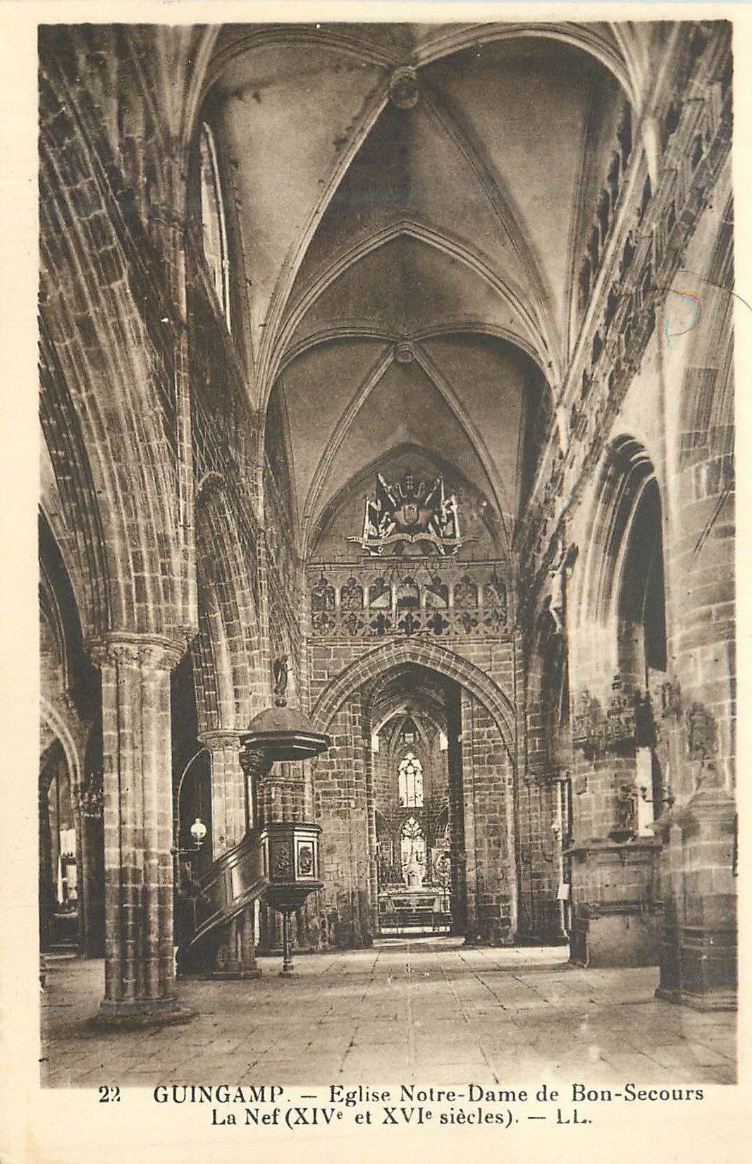 CPA Guingamp Eglise Notre Dame de Bon Secours La Nef (XIV et XVIe Sieles)