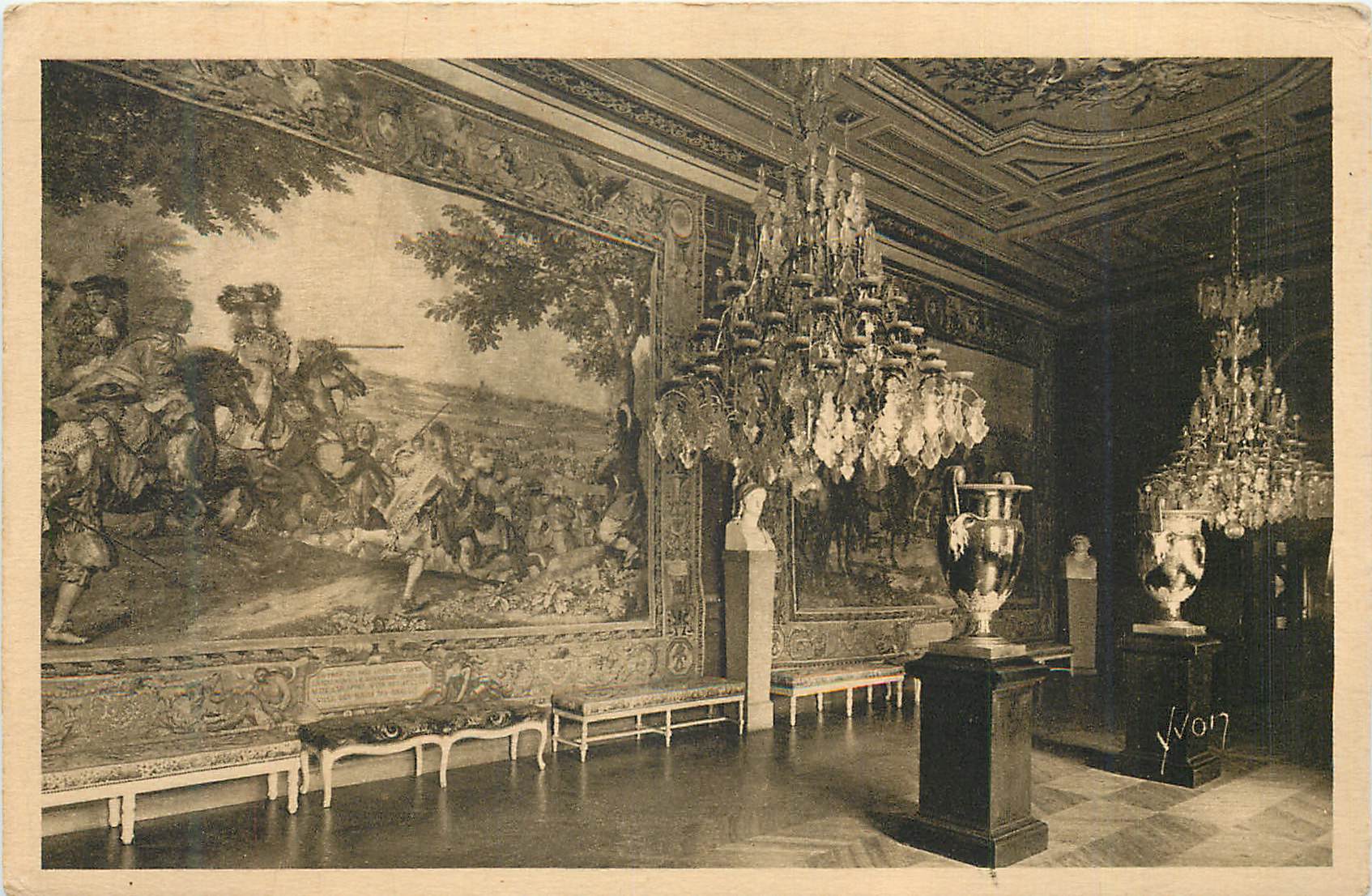 Sala con muri decorati con tappeti — candelabri e vasi — editore V. Von 17