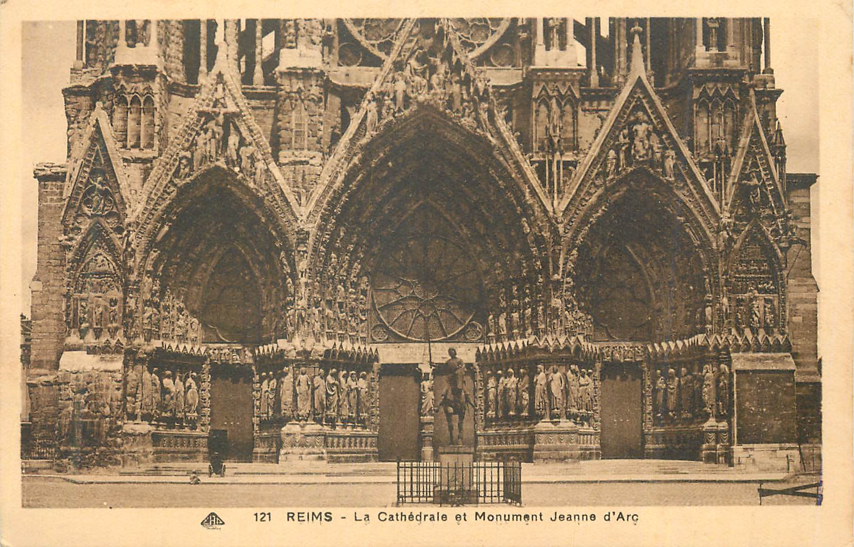 CPA Reims La Cathedrale et Monument Jeanne d'Arc